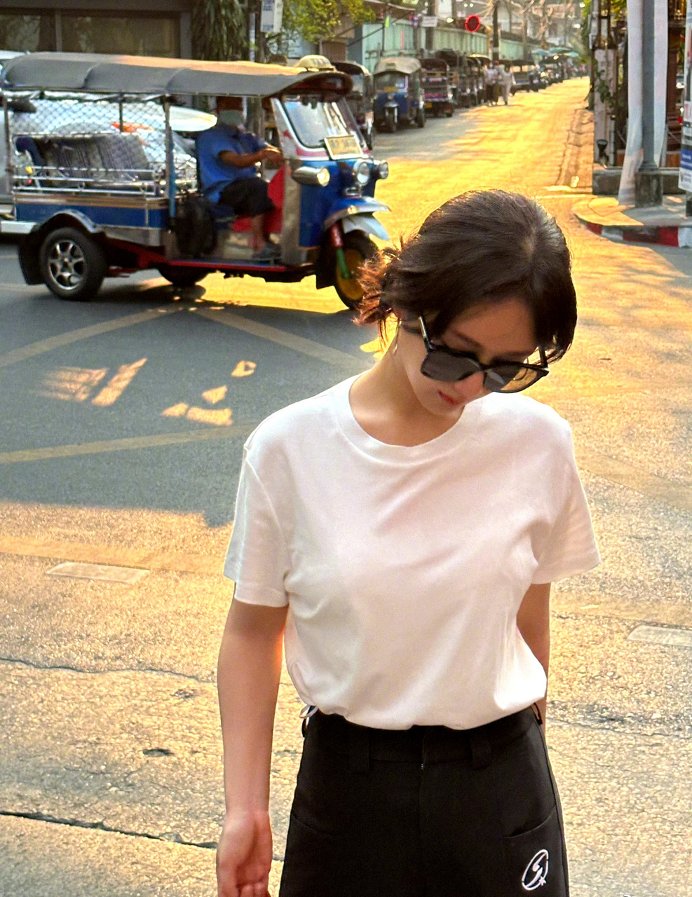 杨紫泰国街头随拍 白色短袖搭墨镜造型超酷
