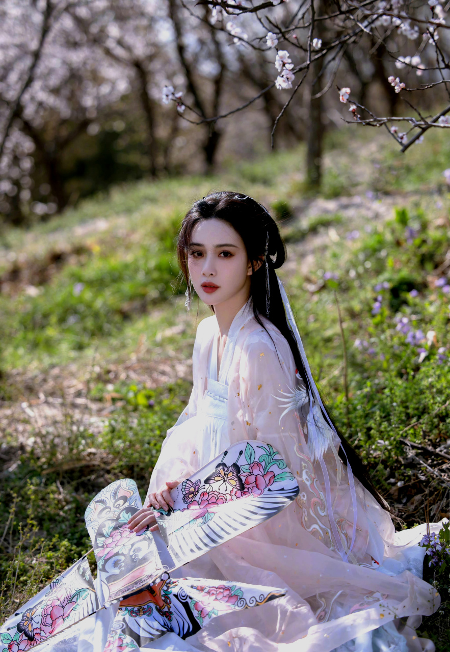 脸若银盘,眼似水杏 唇不点而红,眉不画而翠