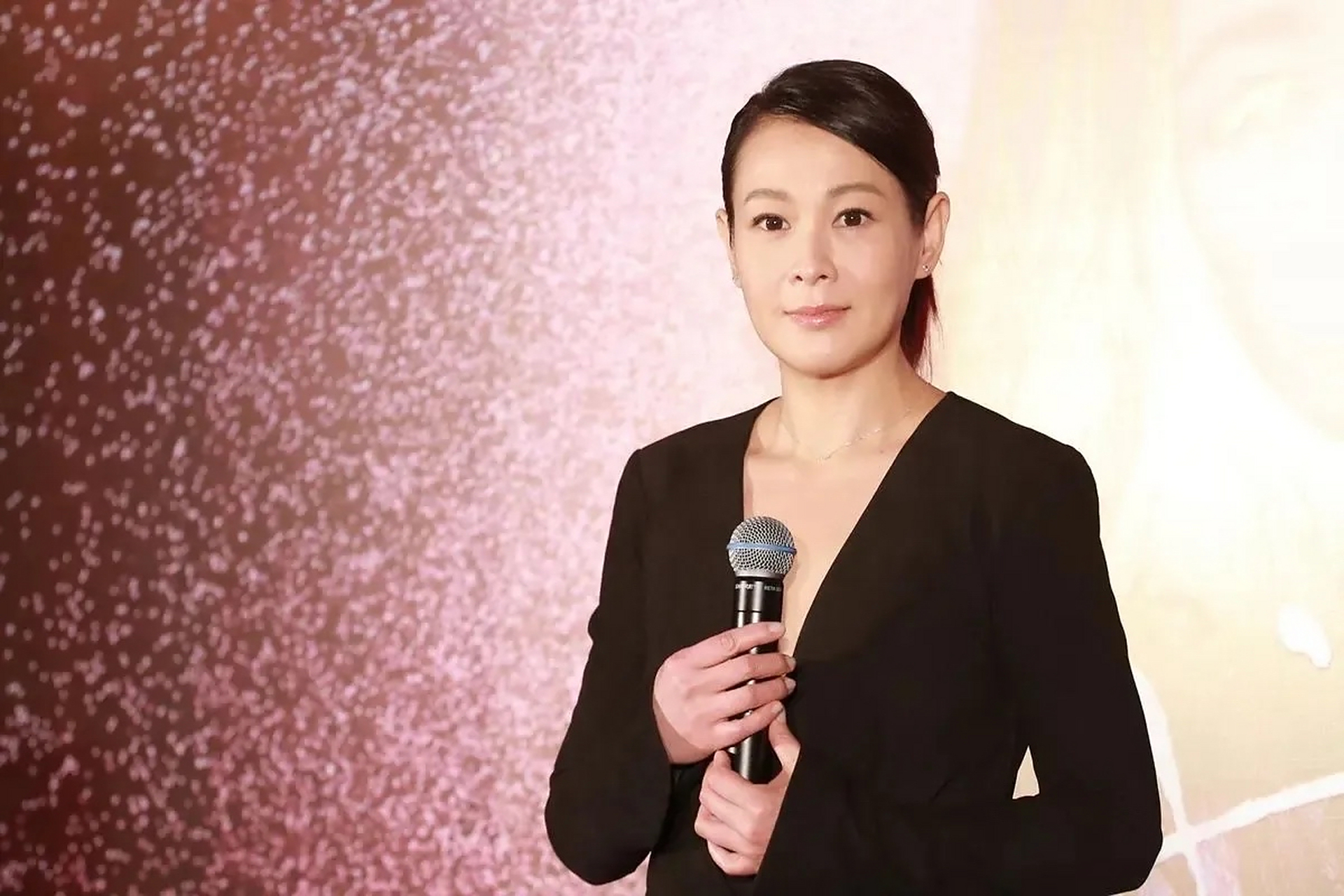2011年,刘若英和钟小江两个人在北京举办了属于他们的婚礼,看到了这样