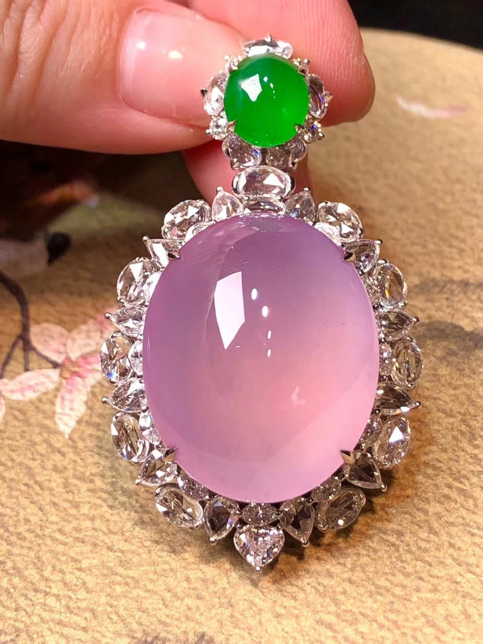 【18k金镶嵌紫罗兰蛋面吊坠】 紫罗兰色浓郁,见光靓美入心坎 尺寸