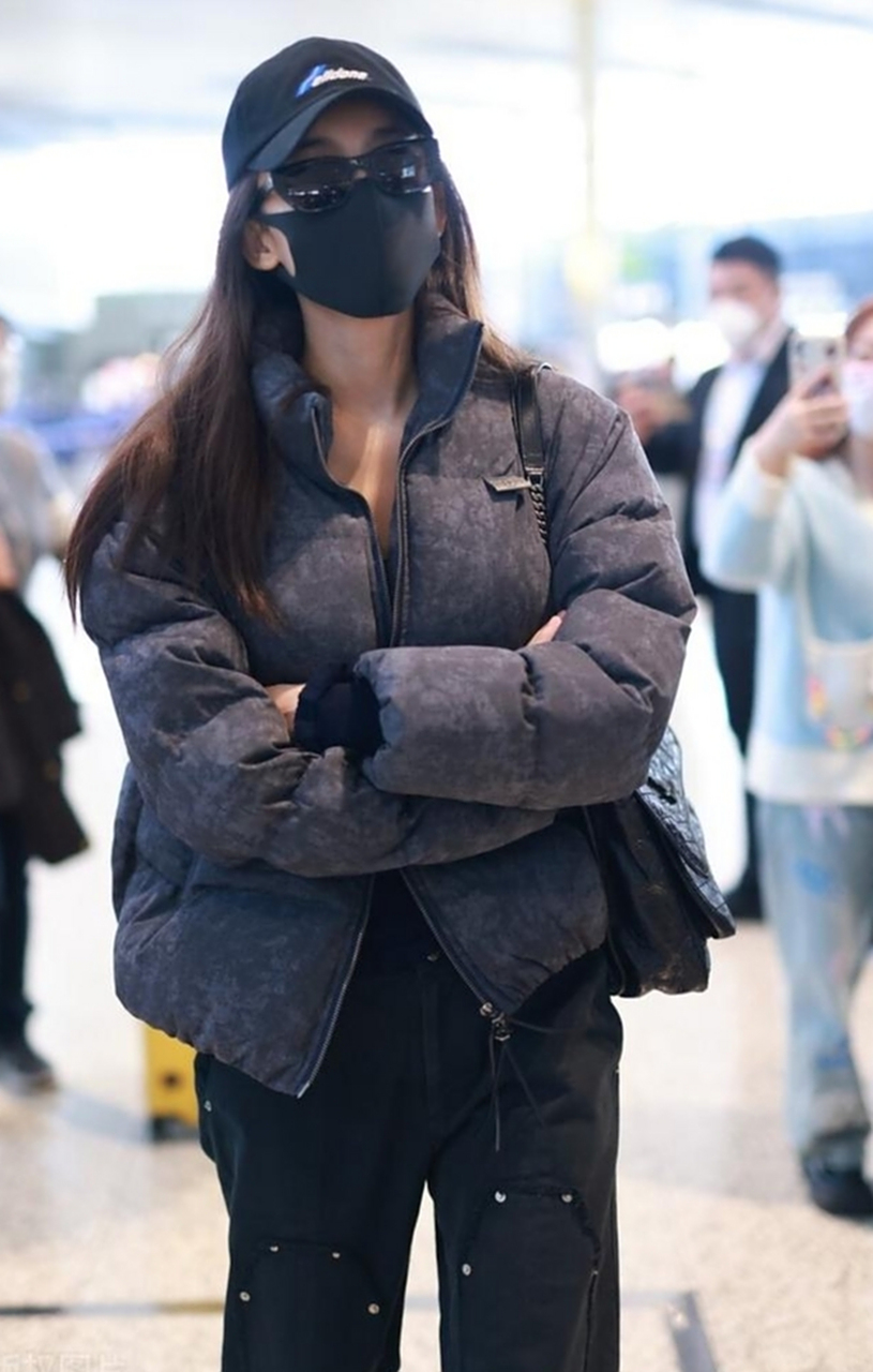 古力娜扎机场秀 黑色羽绒服配黑色长裤 轻松穿出好身材 演绎冬日时尚