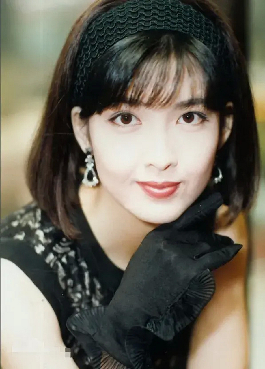 周慧敏曾经是无数男人的梦中情人.