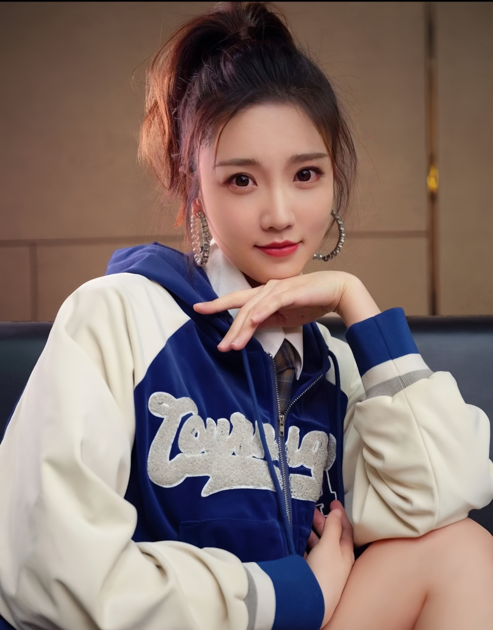 江苏卫视主持人张纯烨:时尚的教科书  江苏卫视主持人张纯烨近日在