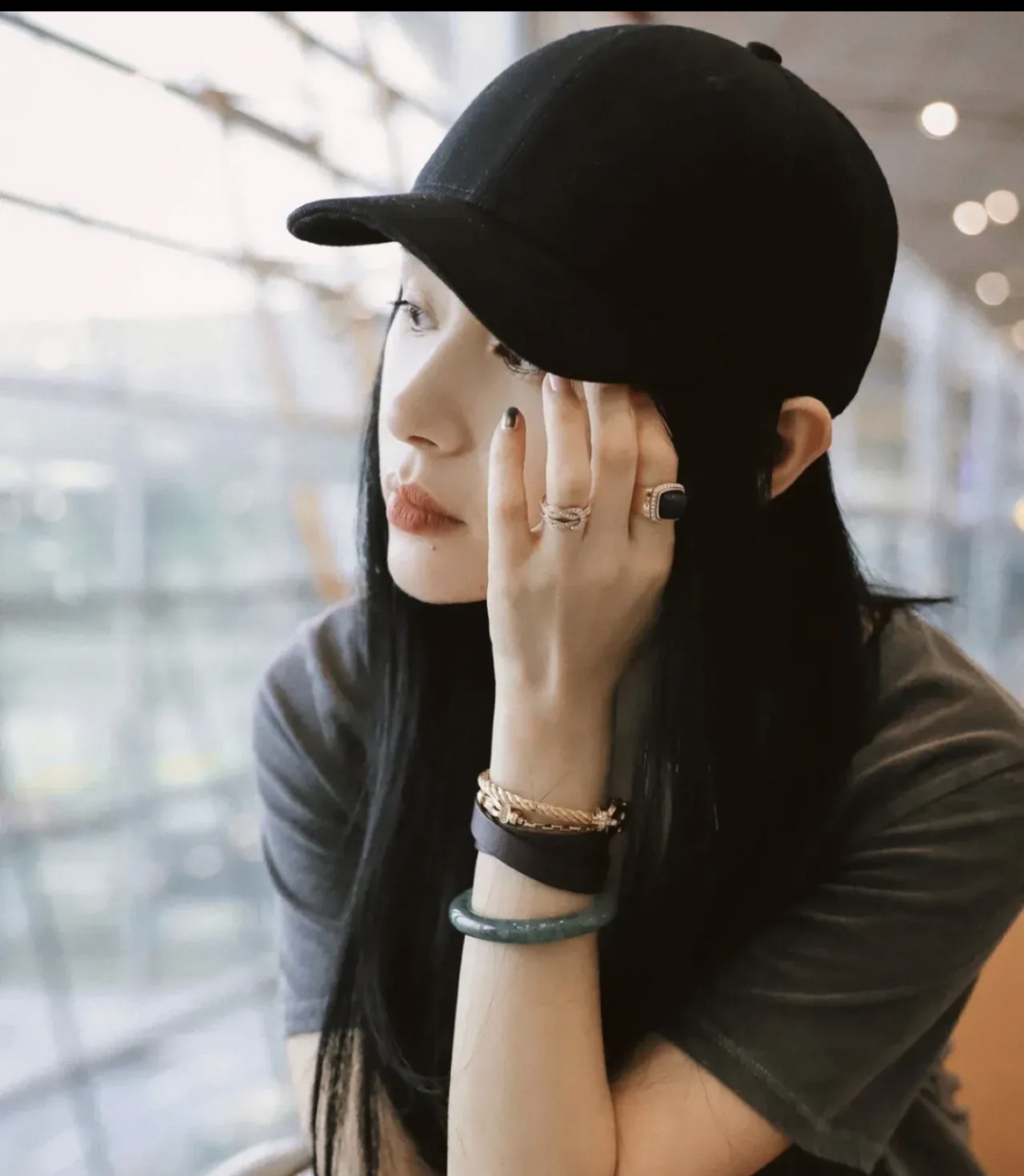 很多人都在问王子文戴的翡翠手镯是地摊货吗?