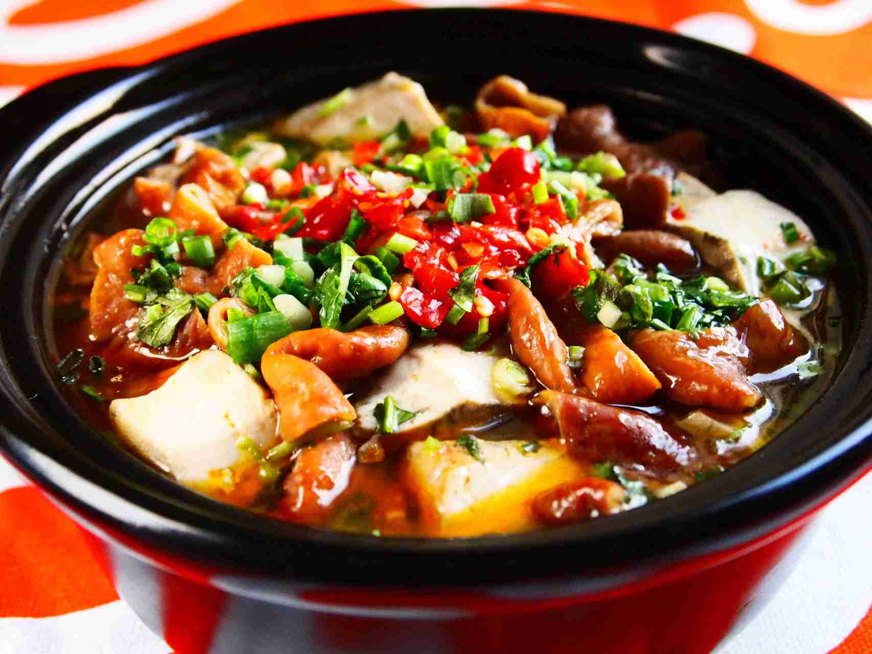 首先,肥肠豆腐所用到的材料非常简单,主要包括豆腐,猪大肠,辣椒 ..