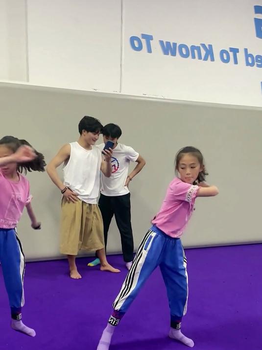 小猪佩奇特效:小女孩给你们表演一个精彩的单手翻跟斗