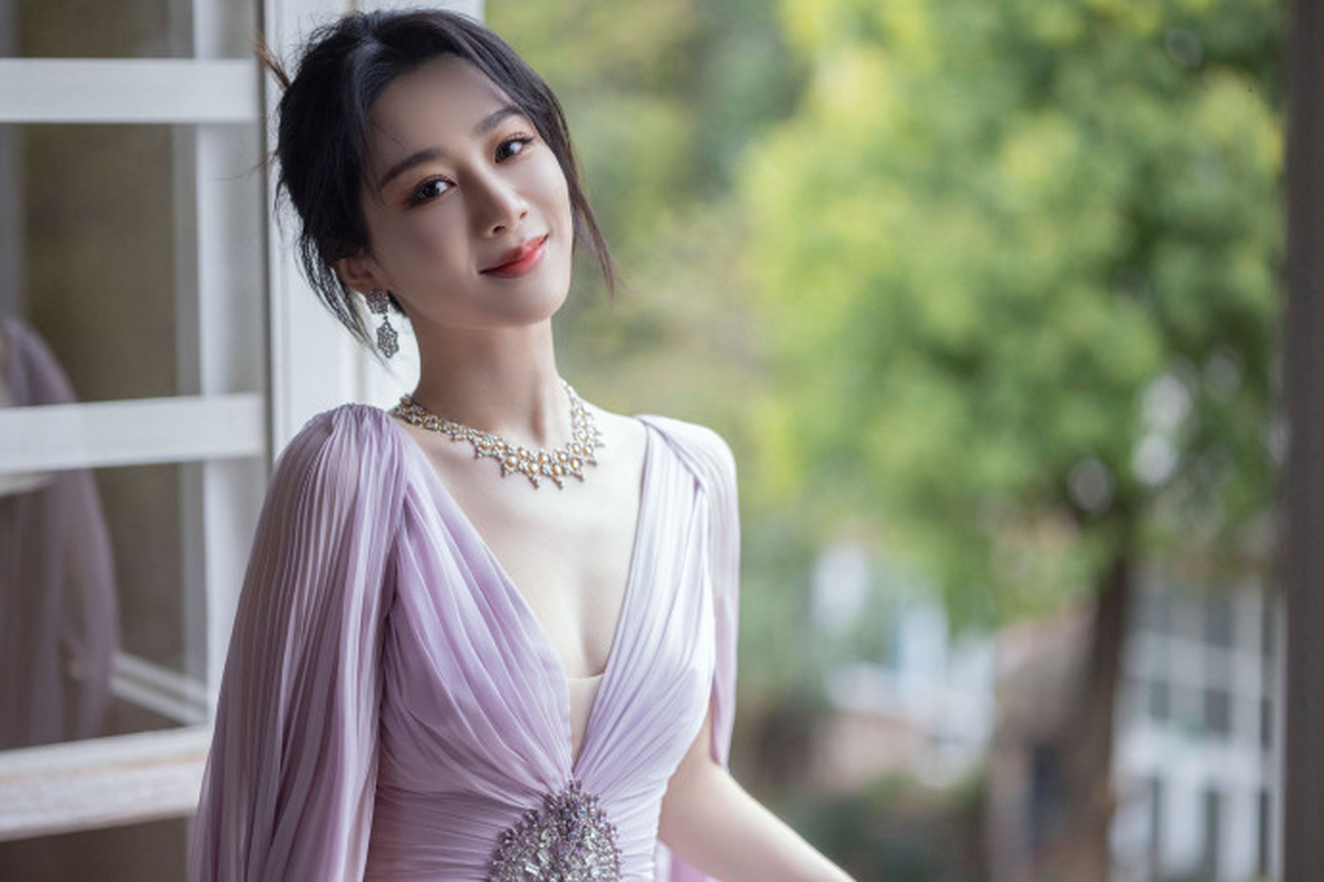 杨紫|浅紫色 褶裥飘逸连衣裙 非常清新脱俗 真好看.