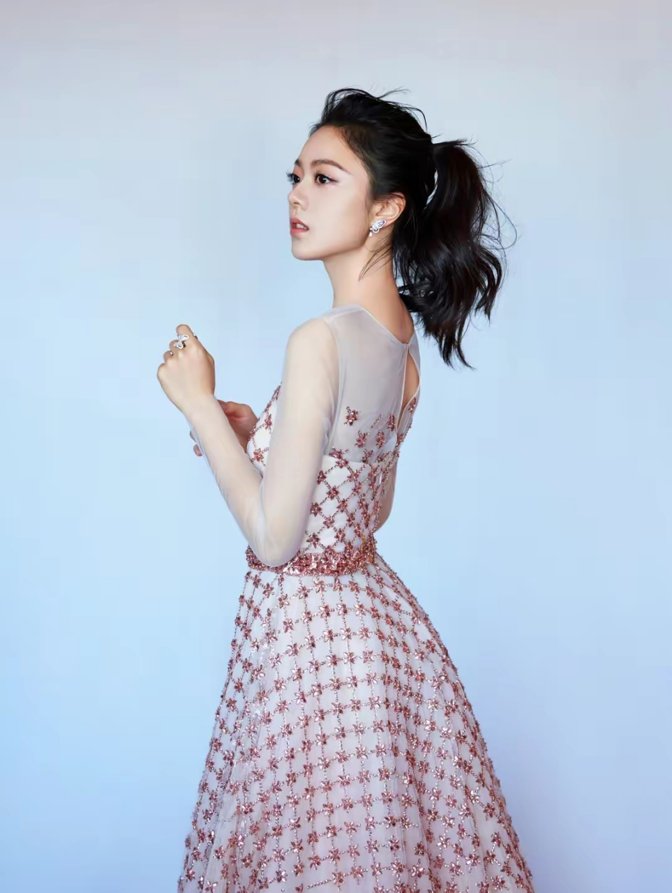 网友:新晋"国民闺女"赵今麦,粉色连身公主裙阳光写真,身材真好