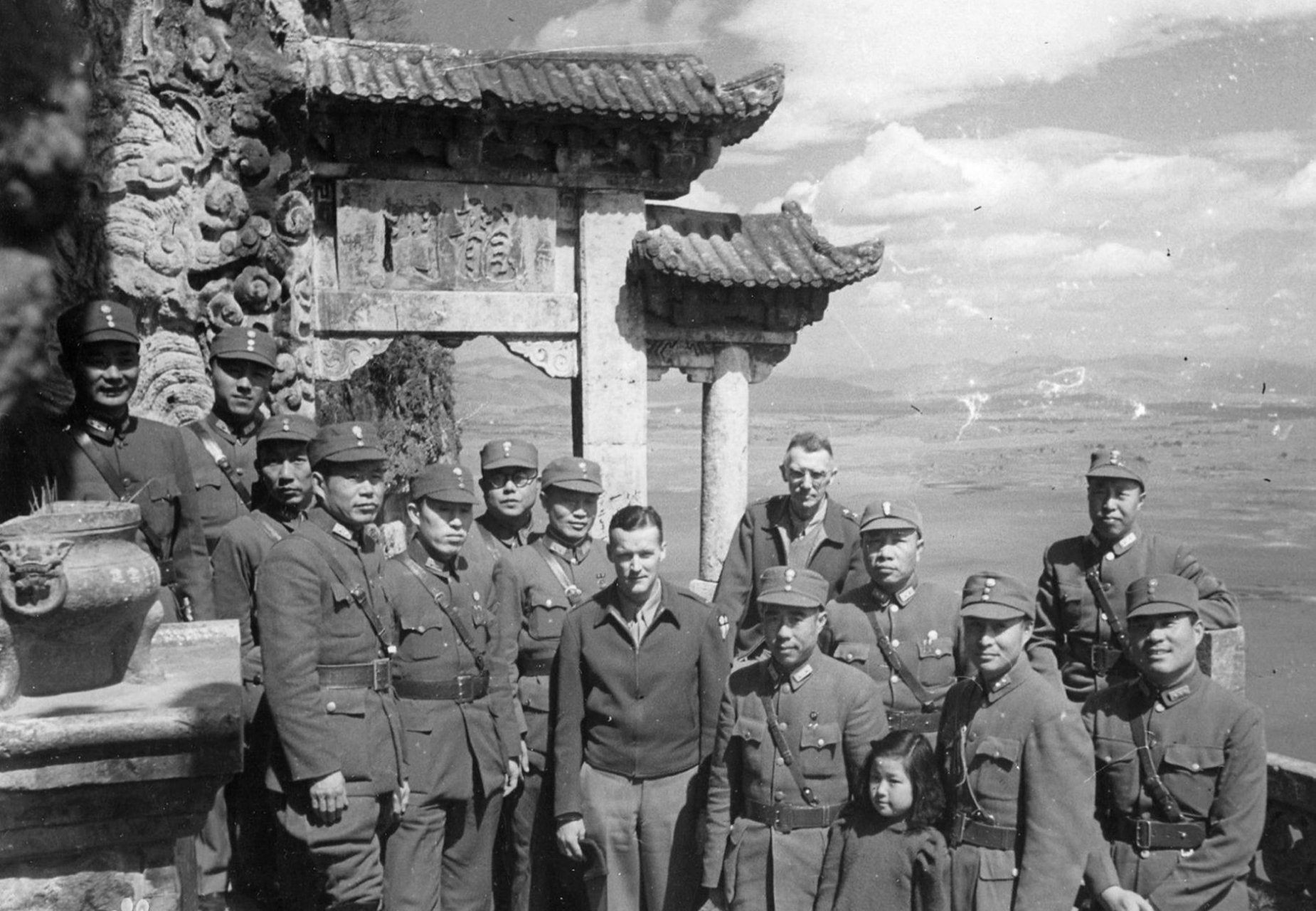 1943年4月 中国远征军(昆明行营)高级军官和史迪威的合影.