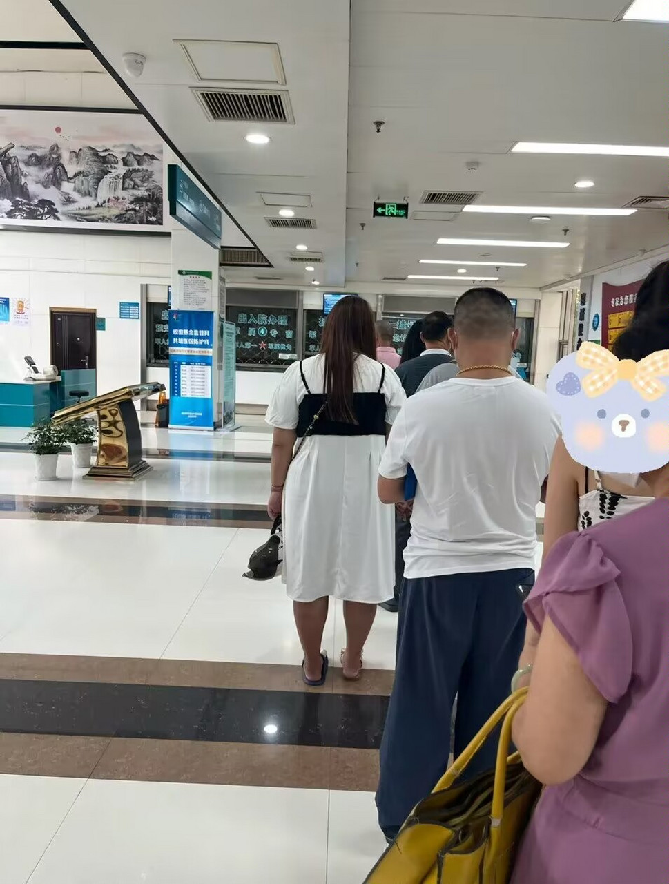 去医院检查的时候随手拍下来的,没想到回去试了半个多月,口臭真的减轻