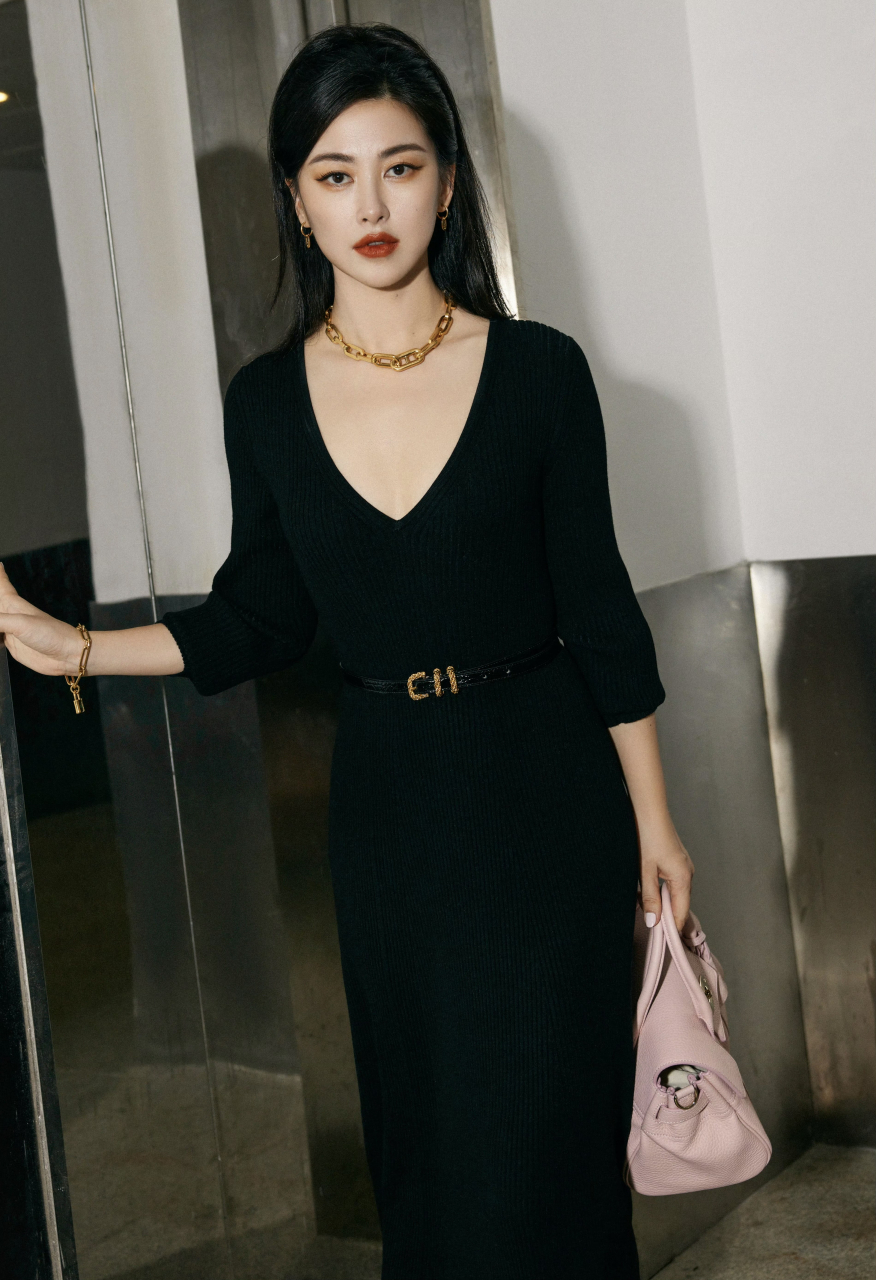 朱珠身着黑色长裙化身芭比公主,太美了!