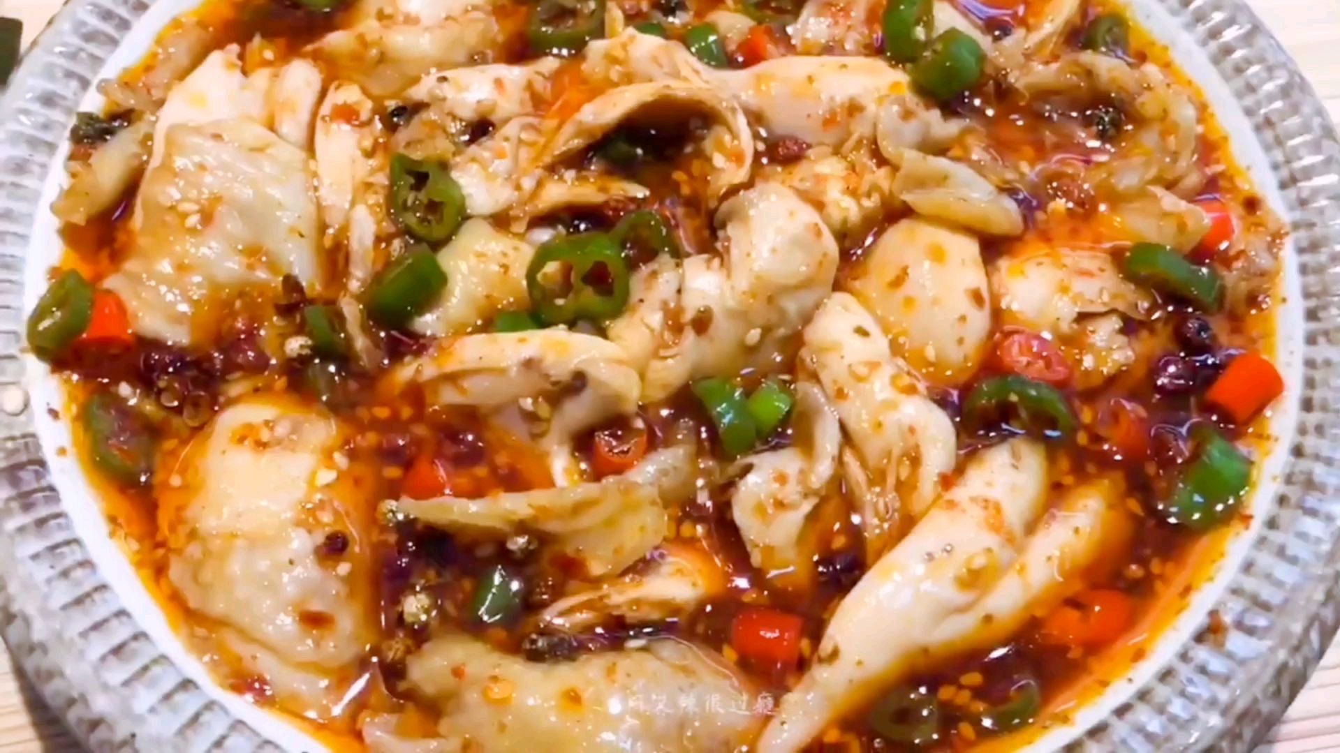 四川名菜“椒麻鸡”的家常做法,椒香四溢鸡肉鲜嫩不柴,麻辣开胃