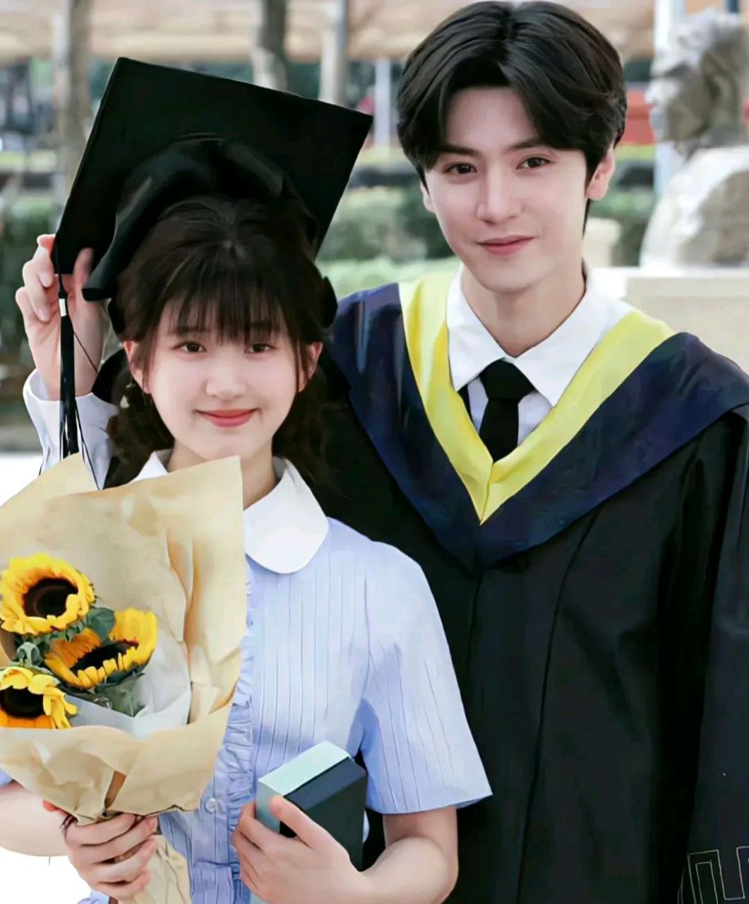 段嘉许在桑稚毕业时,穿了当年自己毕业时和她同款的情侣装.
