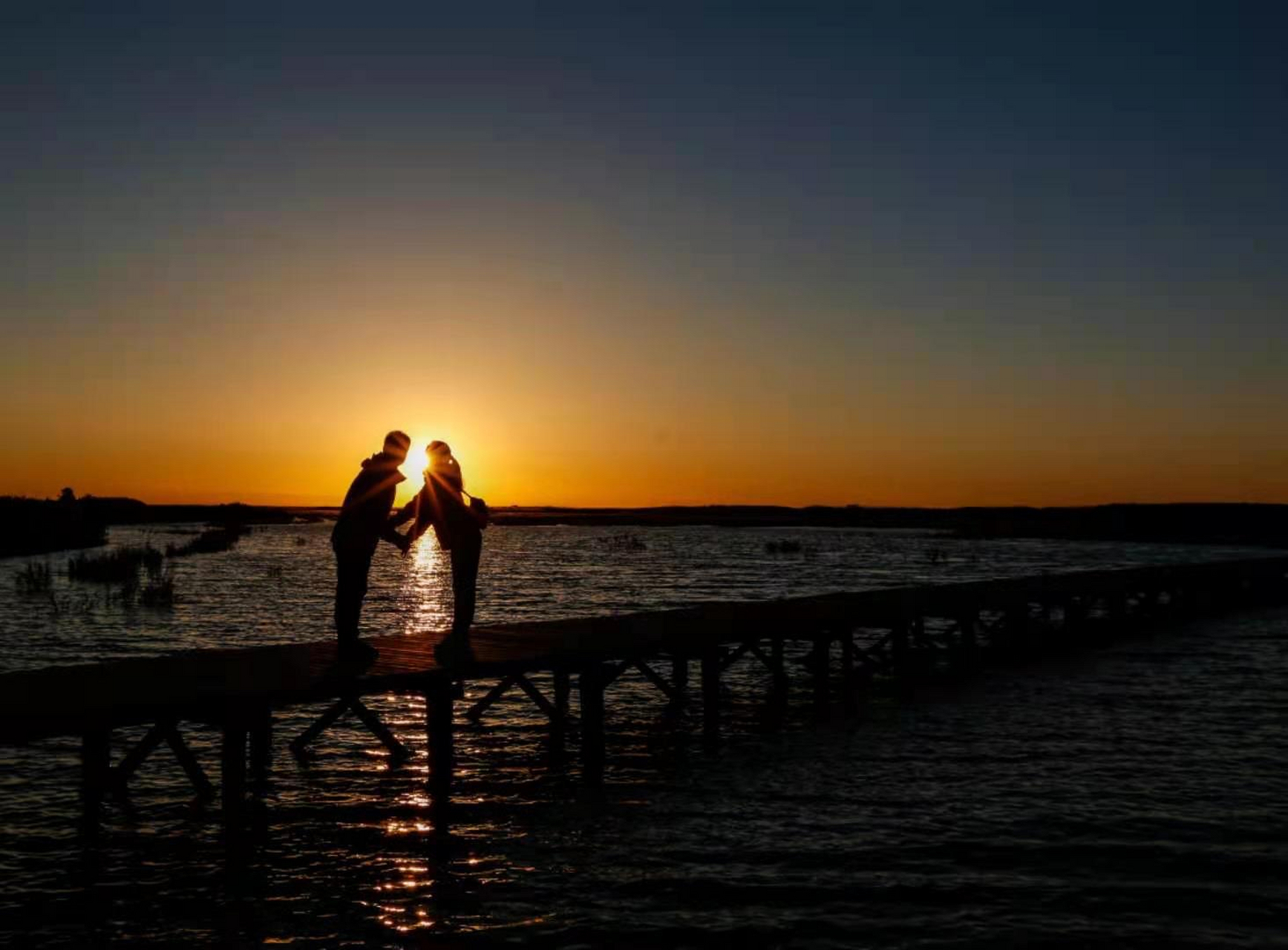 很喜欢拥抱,喜欢与心爱的人深情相拥的感觉,什么也不说,什么也不做,就