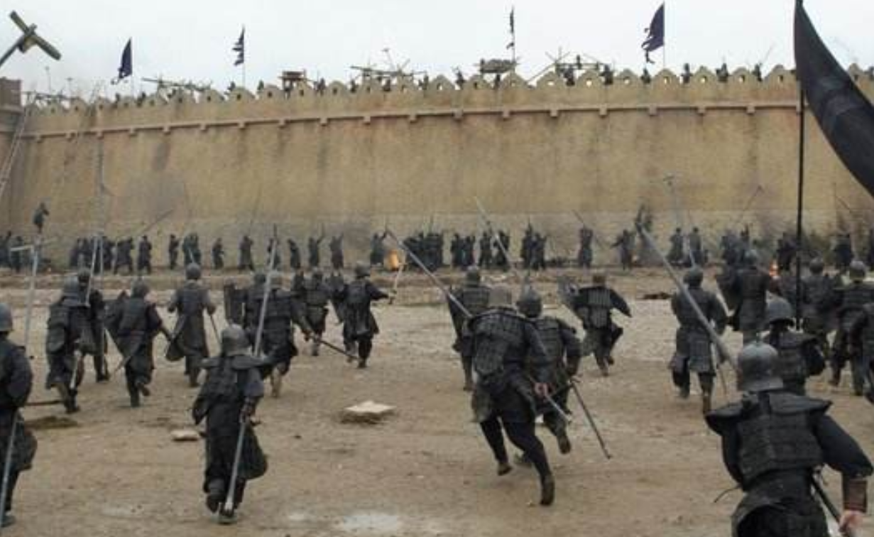 为什么守城的士兵宁愿用石头砸,也不选择推倒梯子?原因很简单