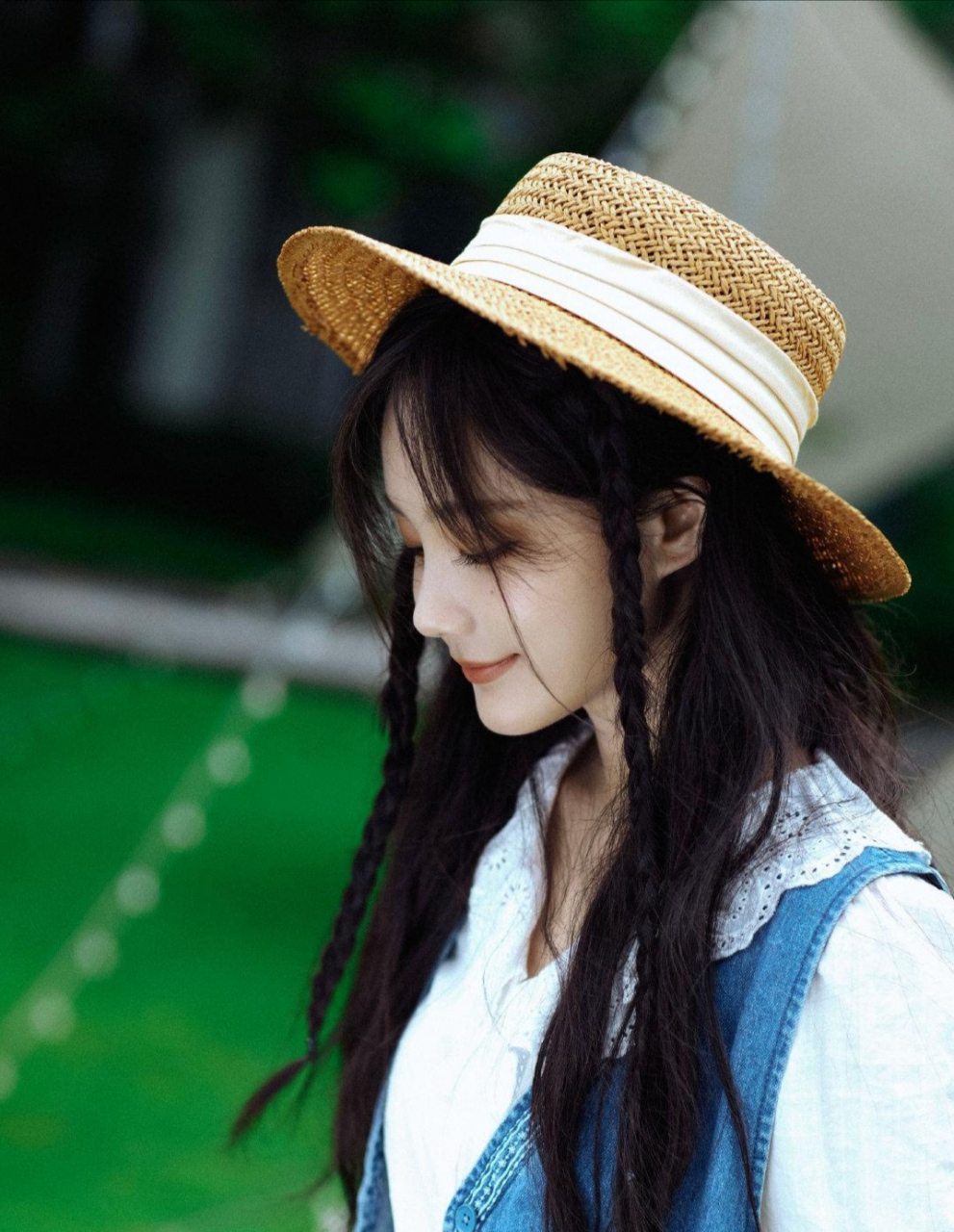看李一桐的壁纸头像,带草帽的李一桐温柔甜美,童心未泯,在转身的一