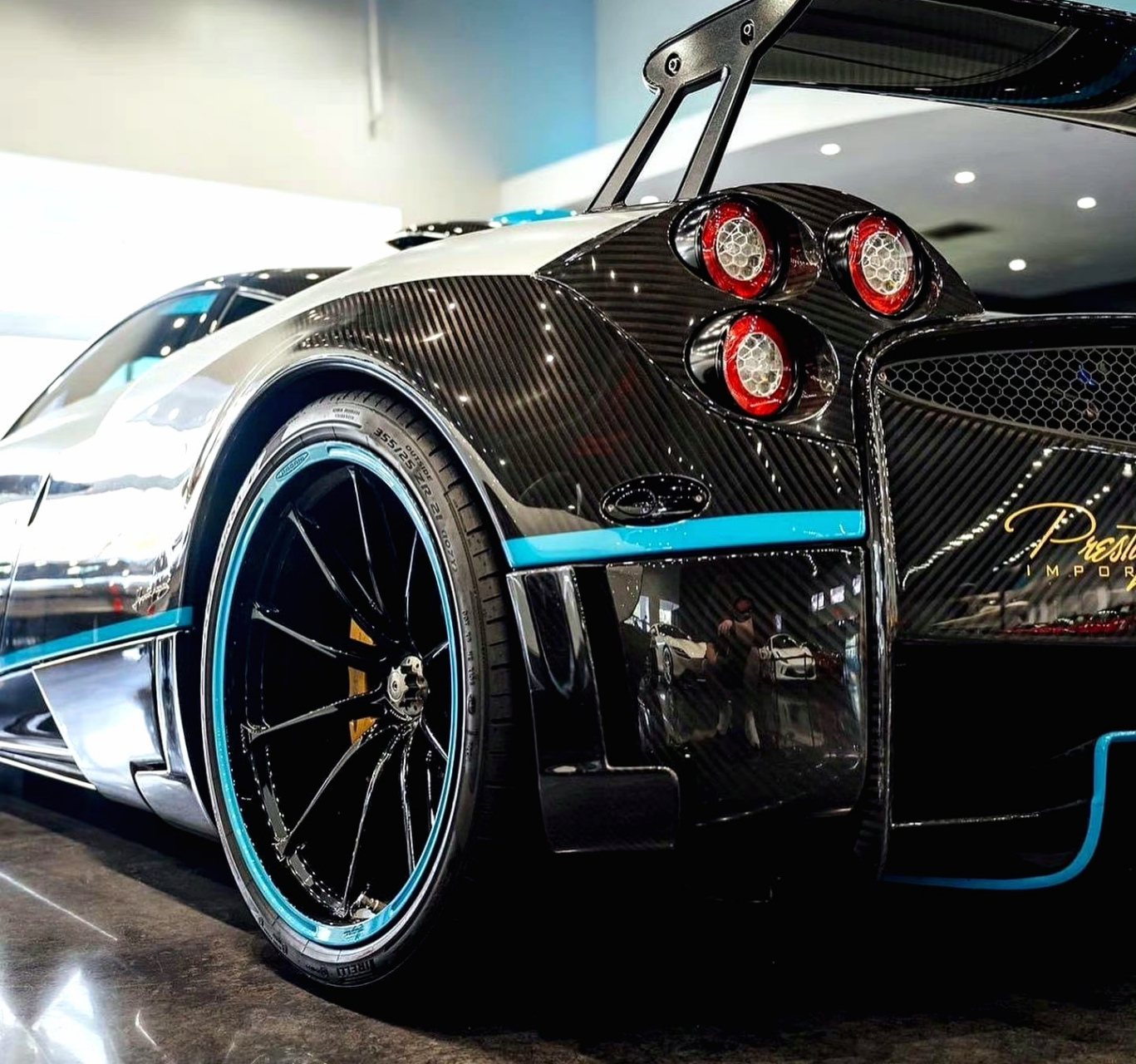 传说中的帕加尼 huayra l  ultimo paitgr,据说全球限量1台,不知是否