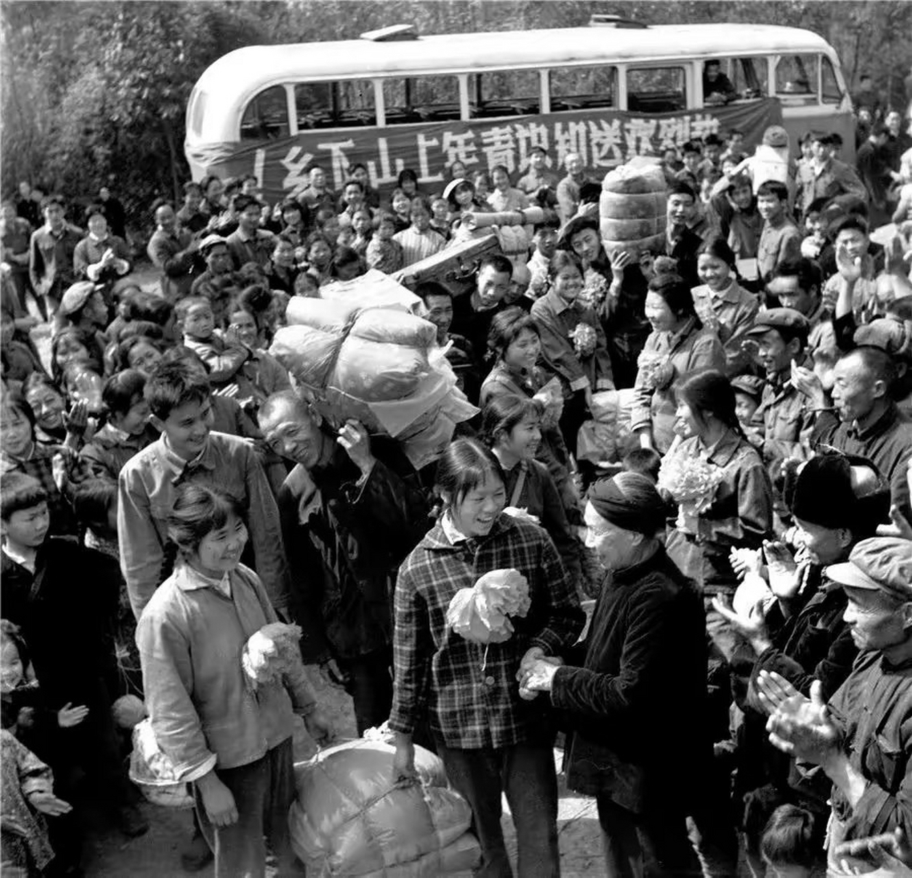 1974年的一个雨夜,云南西双版纳,21岁的女知青独自一人披着雨披,捂着