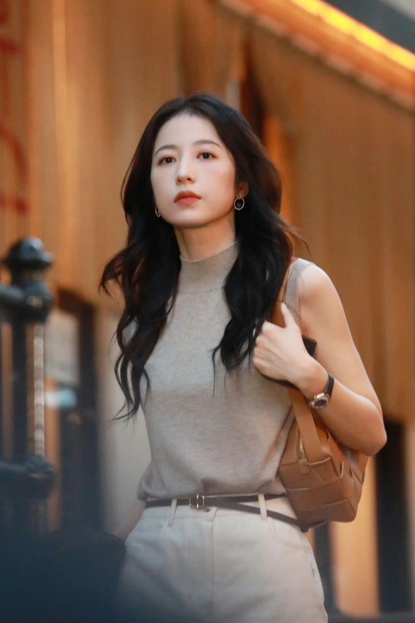 周雨彤香港#街拍#  职场穿搭范本