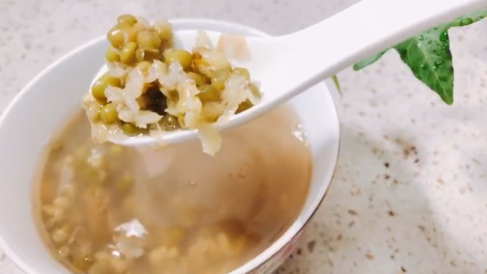 炎炎夏日,该喝玫瑰绿豆汤了!清热解毒,切记不要用铁锅哦!