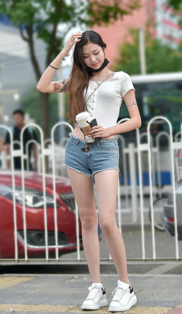 极品的短袖热裤美女#日常穿搭