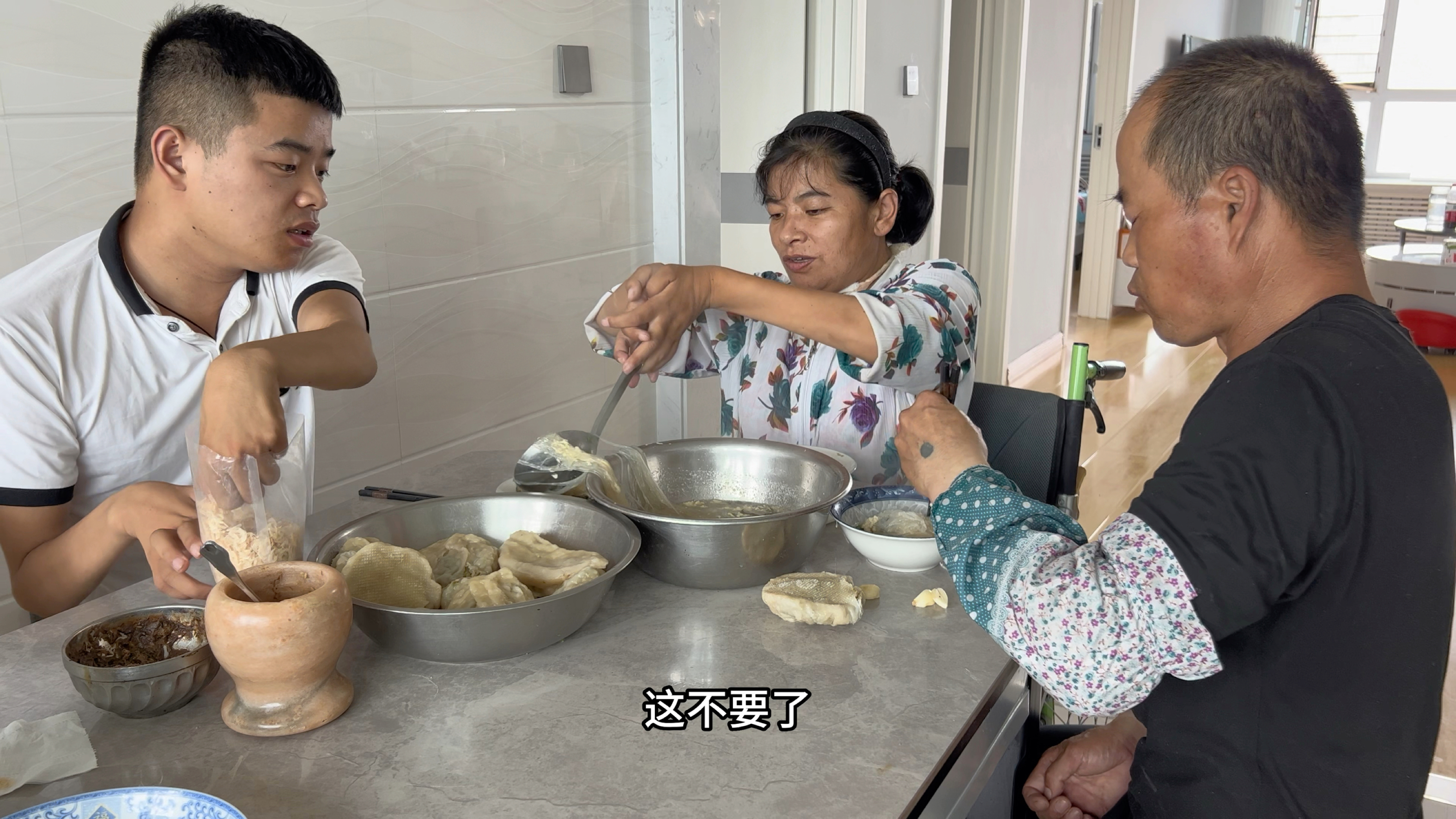 强爸脑梗五年，还要干活做饭照顾着妻儿，网友：真是个好男人