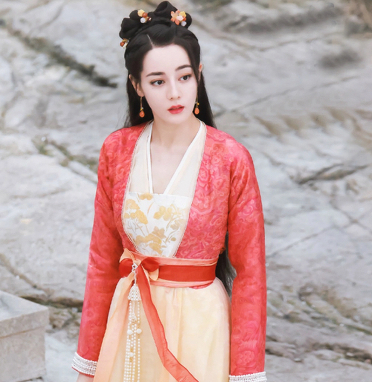 我们家,大气女主迪丽热巴,很适合红色古装[心][心][心]
