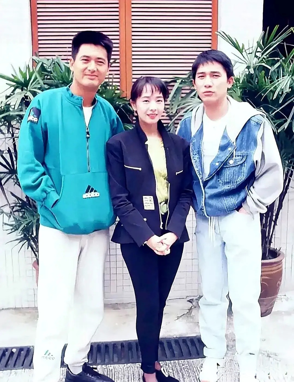 今天看过的印象深刻的合影,中间是年轻的毛舜筠,旁边的两个年轻演员是