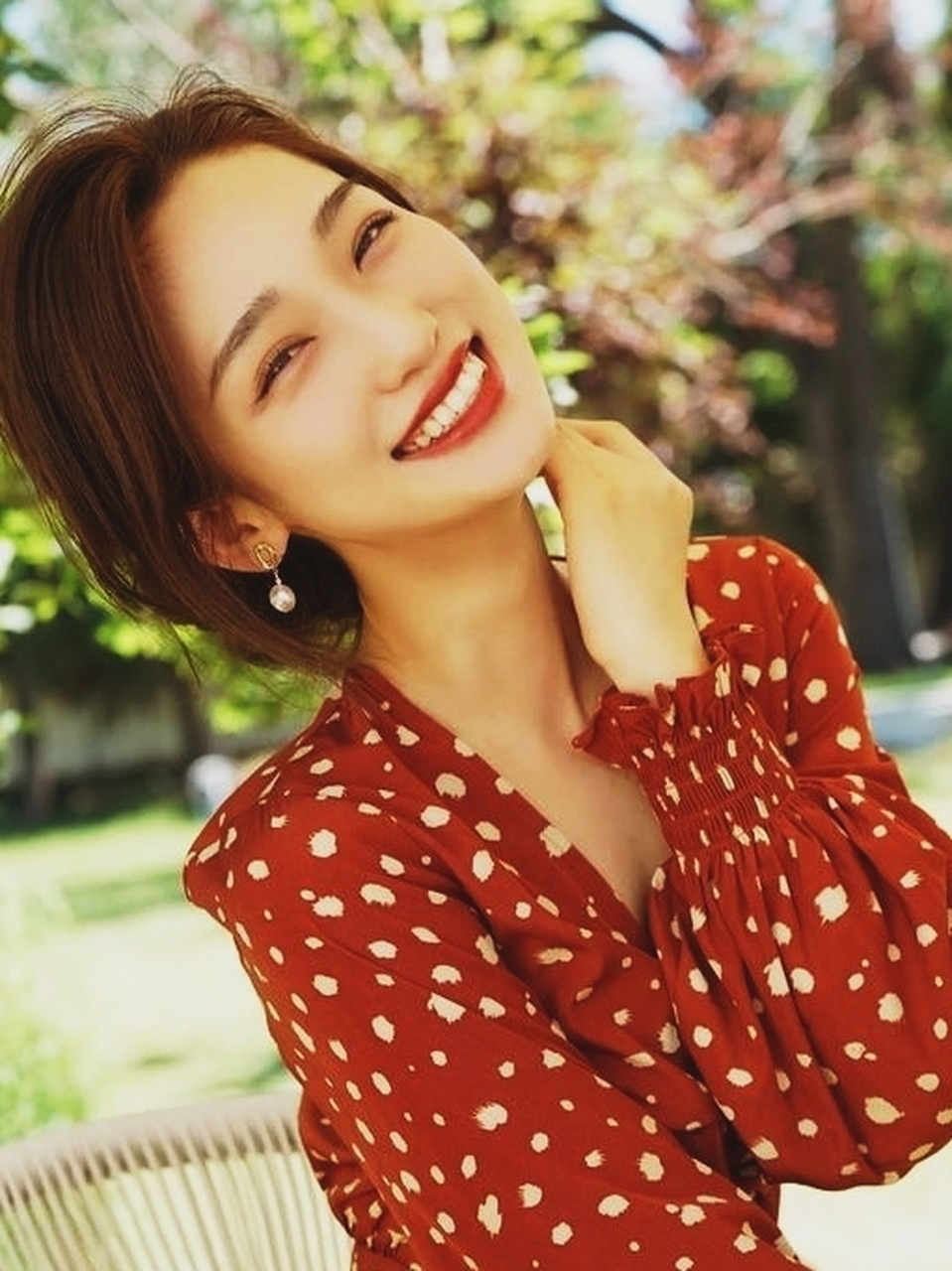 蓝羽是电影频道的看家花旦,她身材高挑,容貌娇艳,气质优雅,那一双会