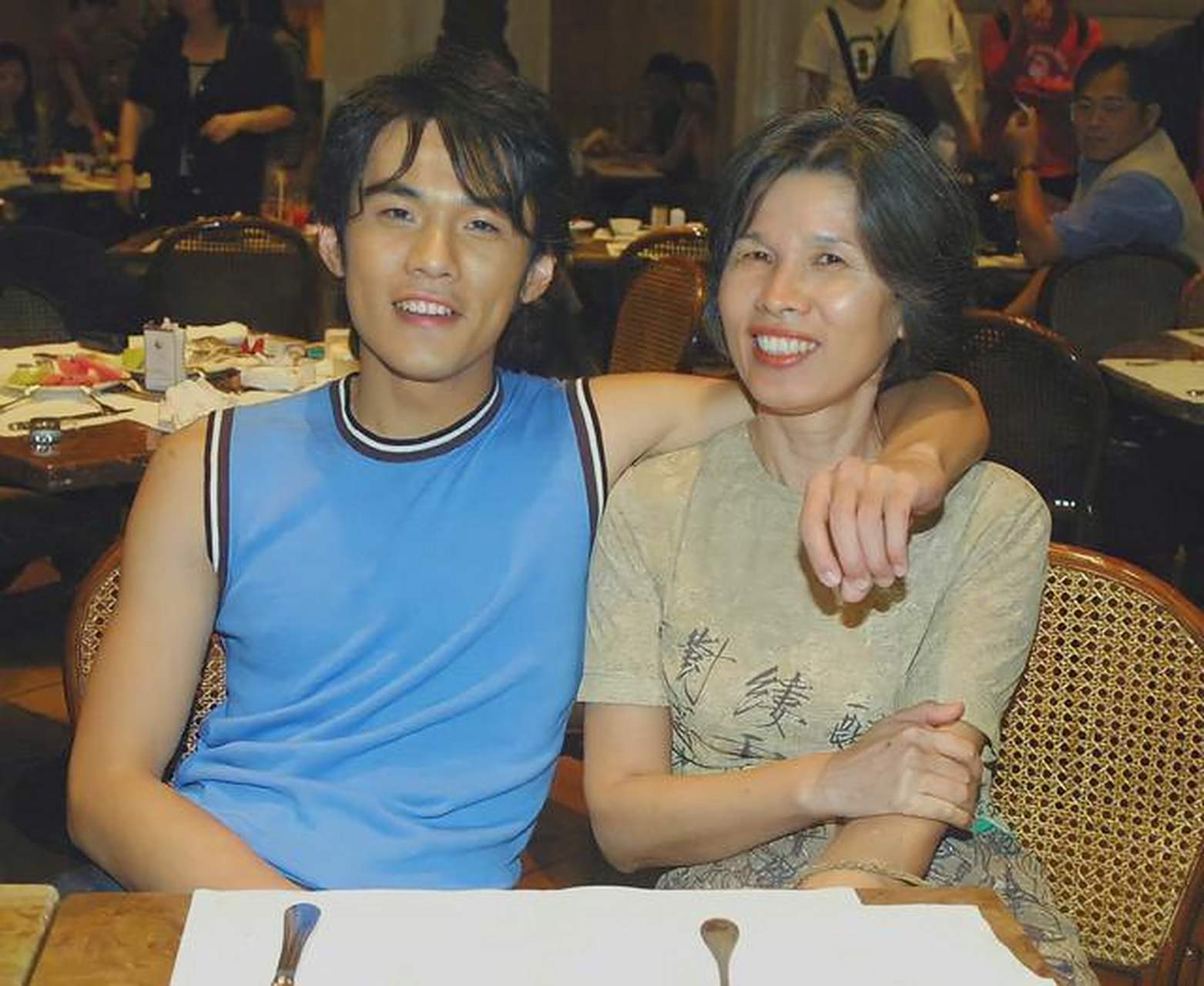 周杰伦珍贵旧照,小时候真的好乖,被母亲养的白白胖胖的,虽然是单亲