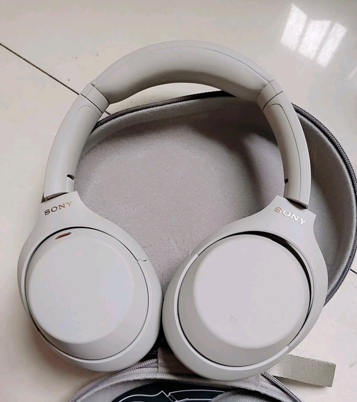 索尼wh-1000xm4头戴式无线蓝牙耳机的重量非常轻盈,约为254g左右.