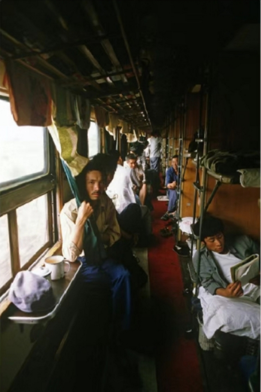八十年代绿皮火车,这是卧铺车厢.