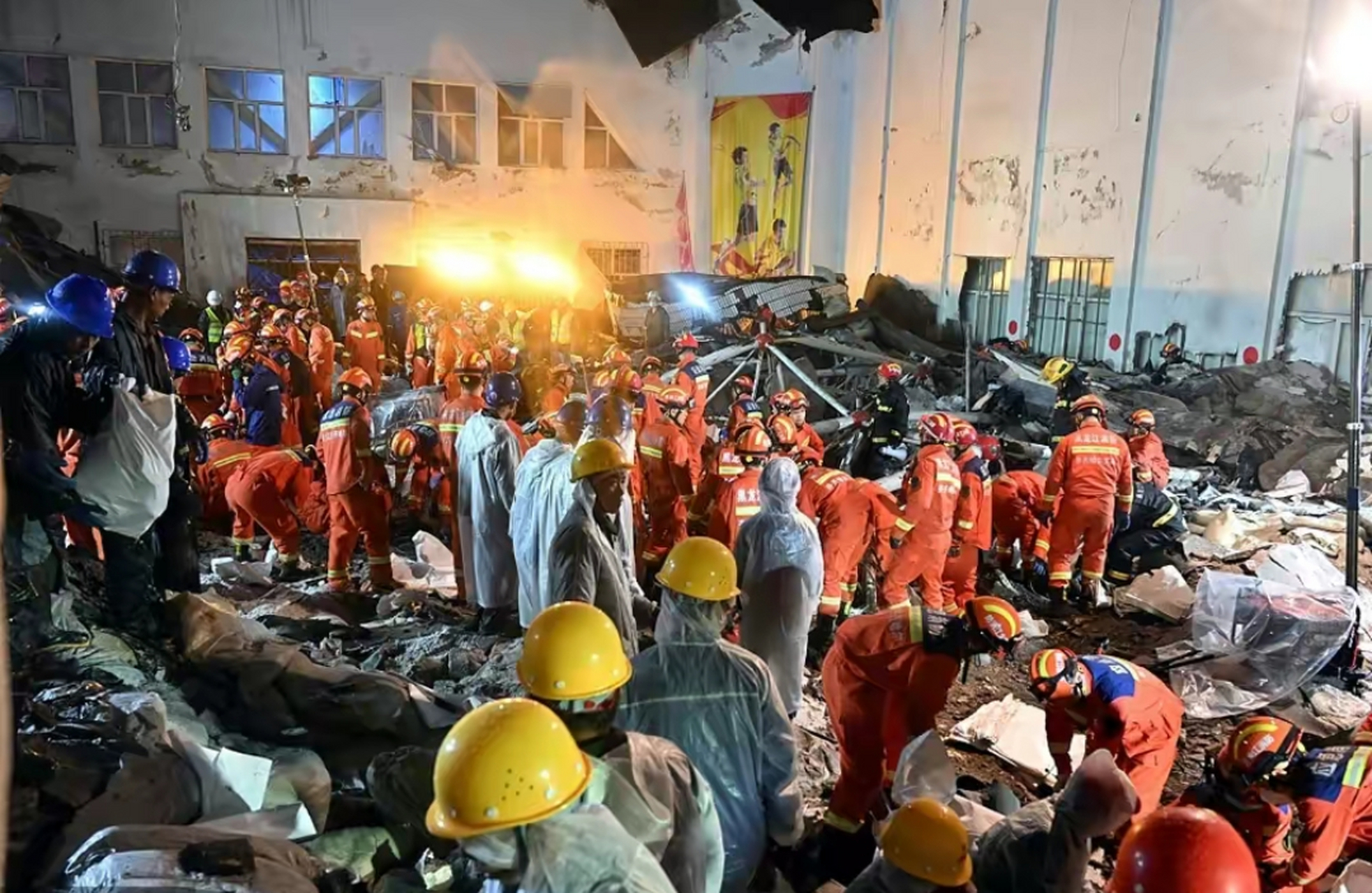 齐齐哈尔一中学体育馆发生坍塌# 齐齐哈尔坍塌事故搜救结束,救援仍北