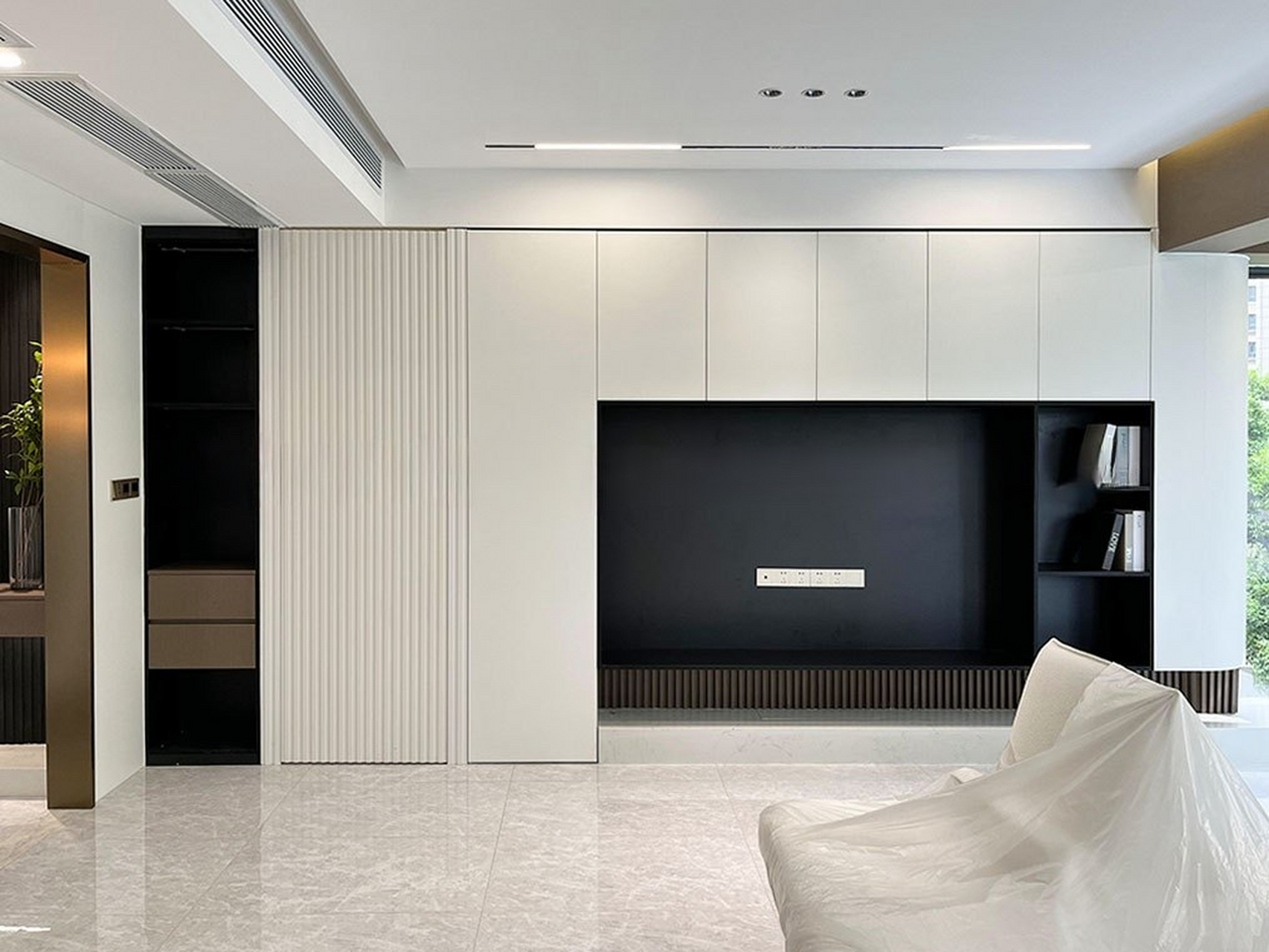 满墙电视柜 隐形门设计,整体电视背景墙美观耐看.