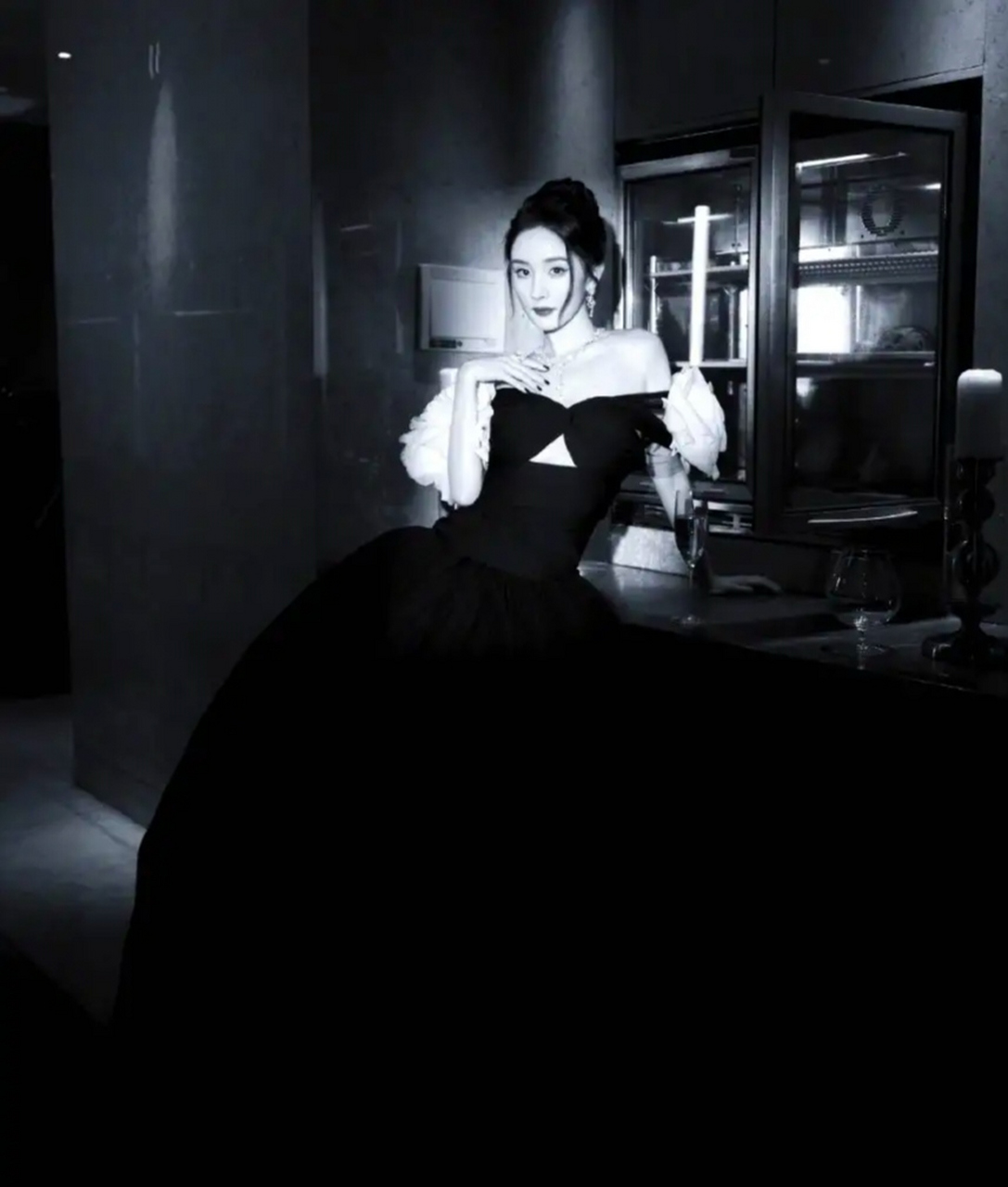 看杨幂准备了两条裙子,一条是红色抹胸鱼尾裙礼服,一条是黑白配色的晚