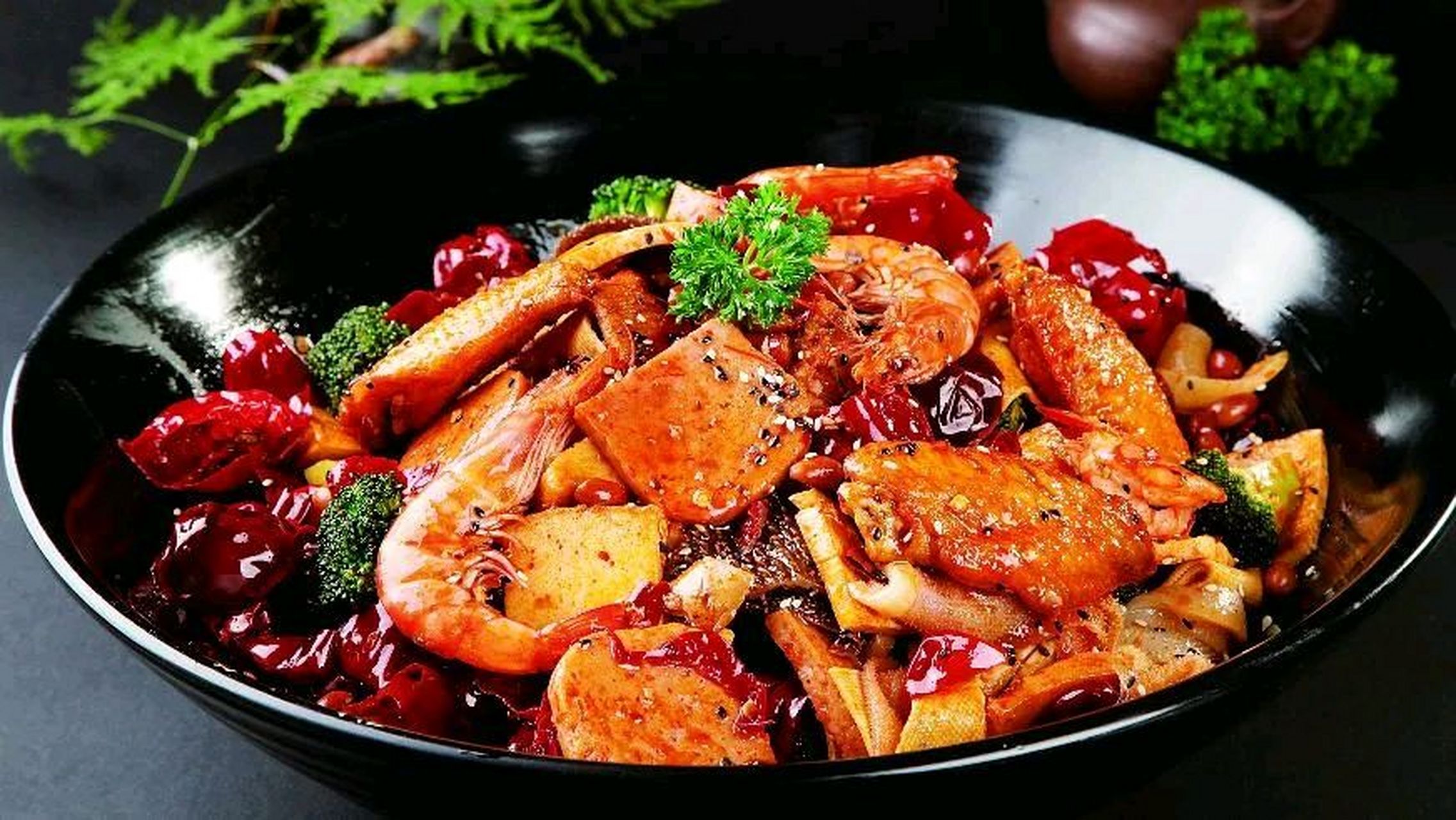 麻辣香锅是一道以多种食材为基础,通过烹饪方式和调味料的搭配来制作