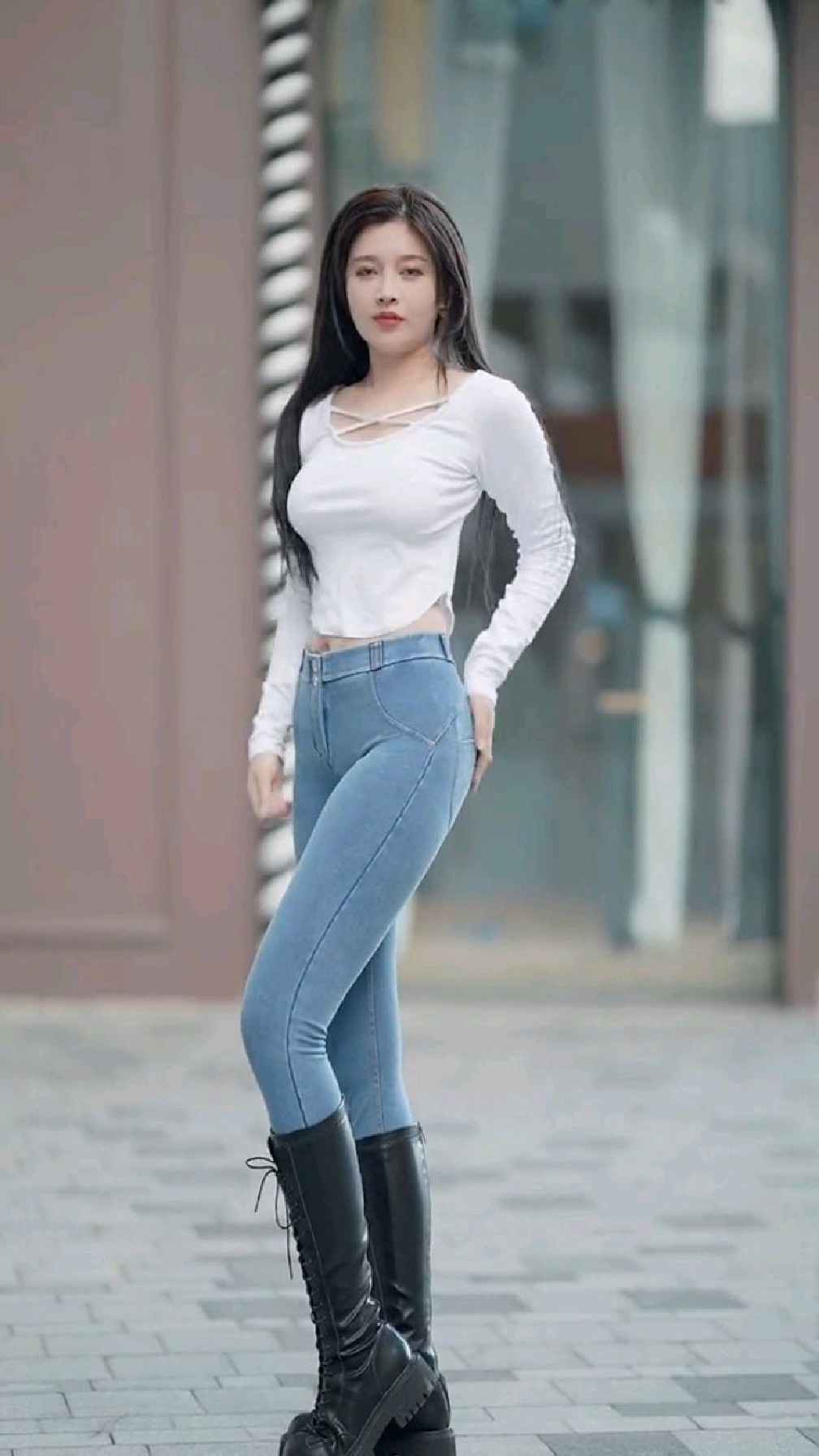 街拍长腿美女小姐姐这完美的牛仔裤时尚穿搭简直性感完美!