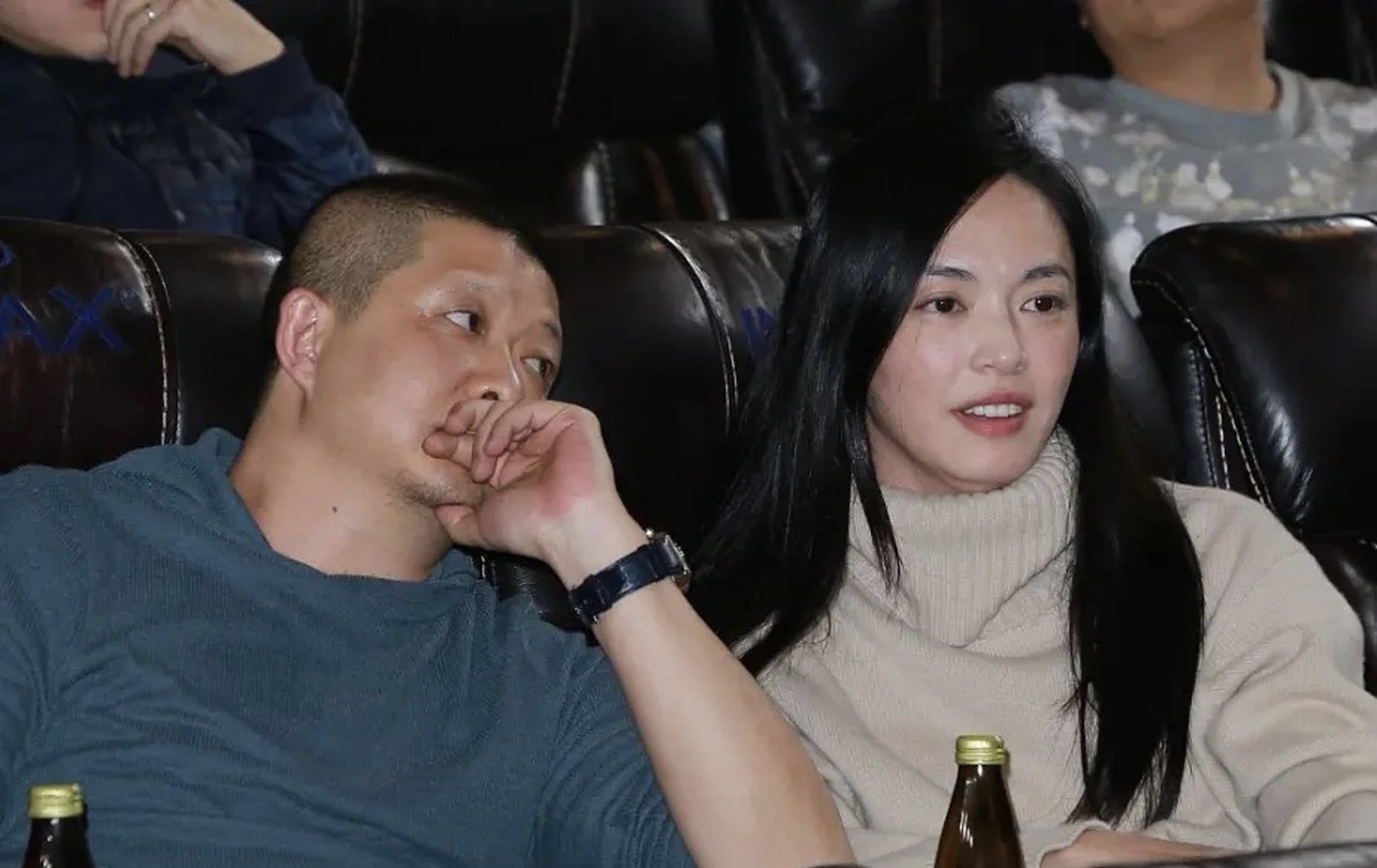 2014年,姚晨刚与曹郁结婚2年,在家收拾东西,却突然发现,衣柜中有一张