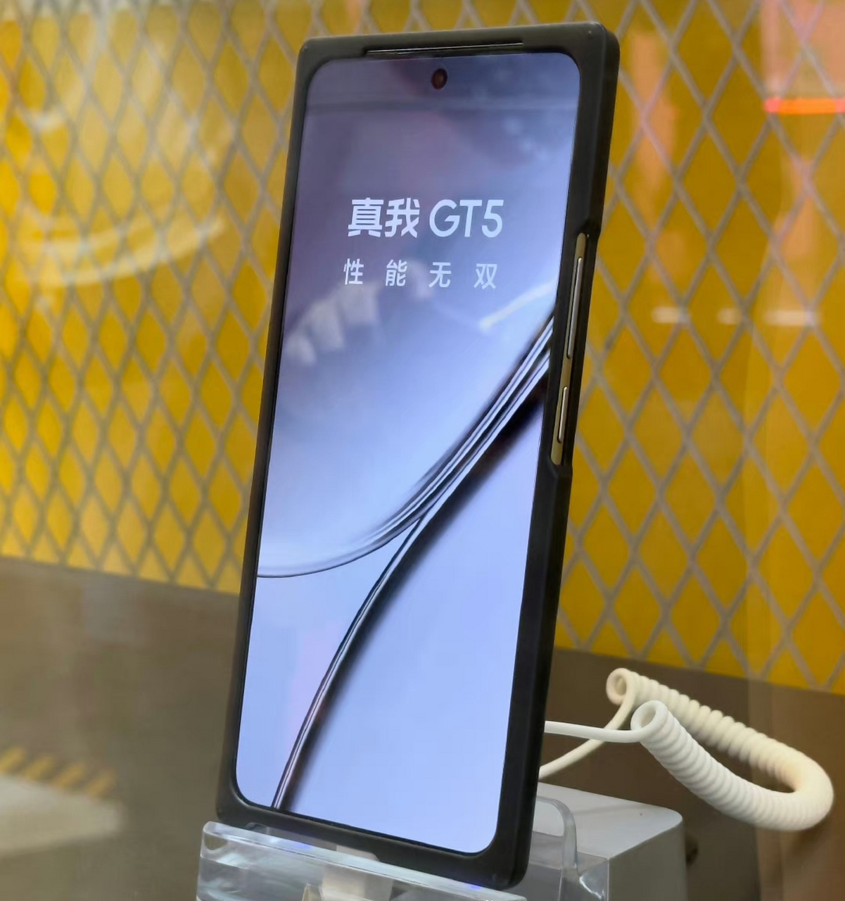 realme gt5提前曝光了,搭载了1.5k柔性直屏没有塑料支架,8月份发布.
