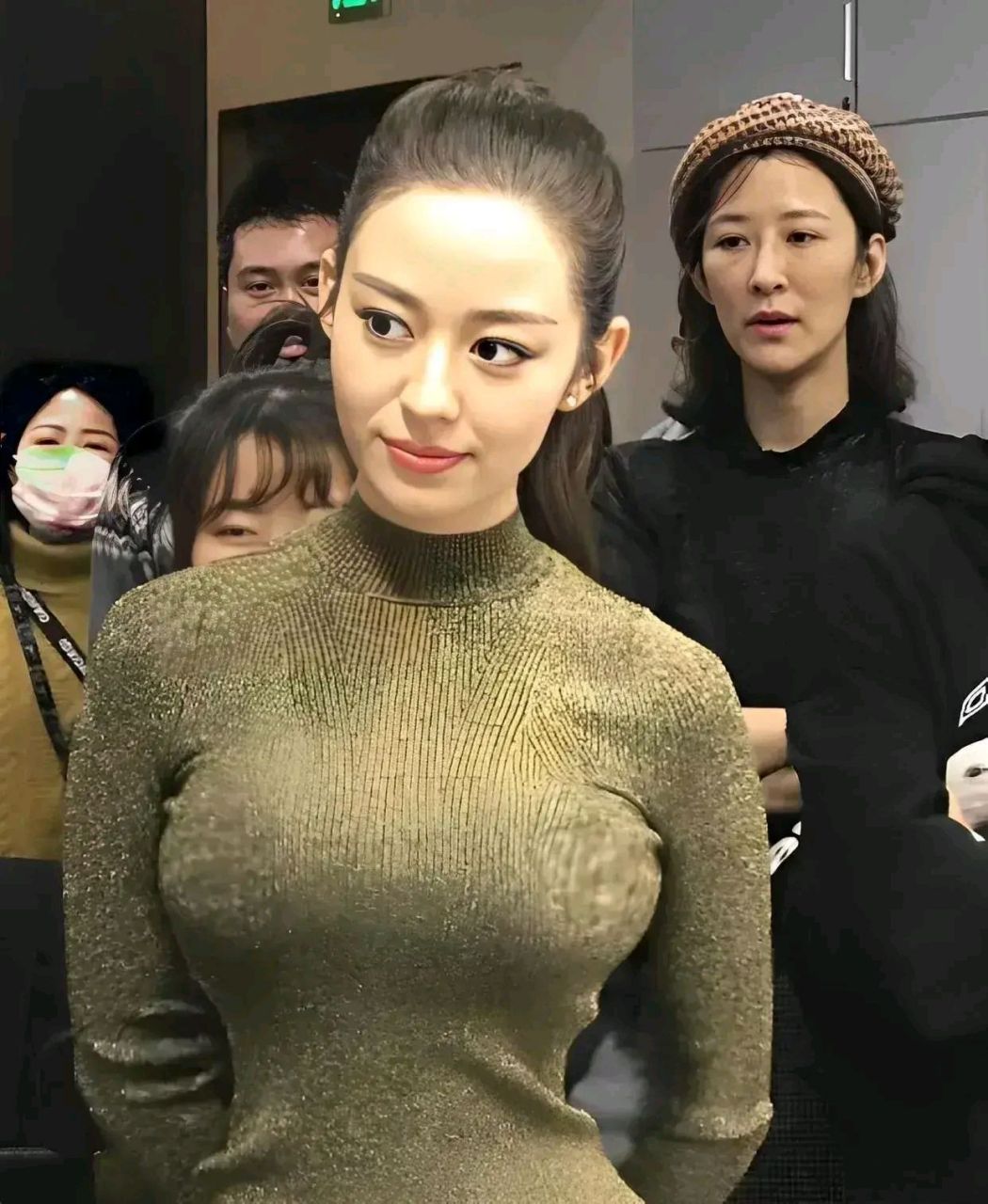 朗朗的妻子吉娜icon是韩德混血,有着娇媚的容颜和魔鬼的身材,虽然