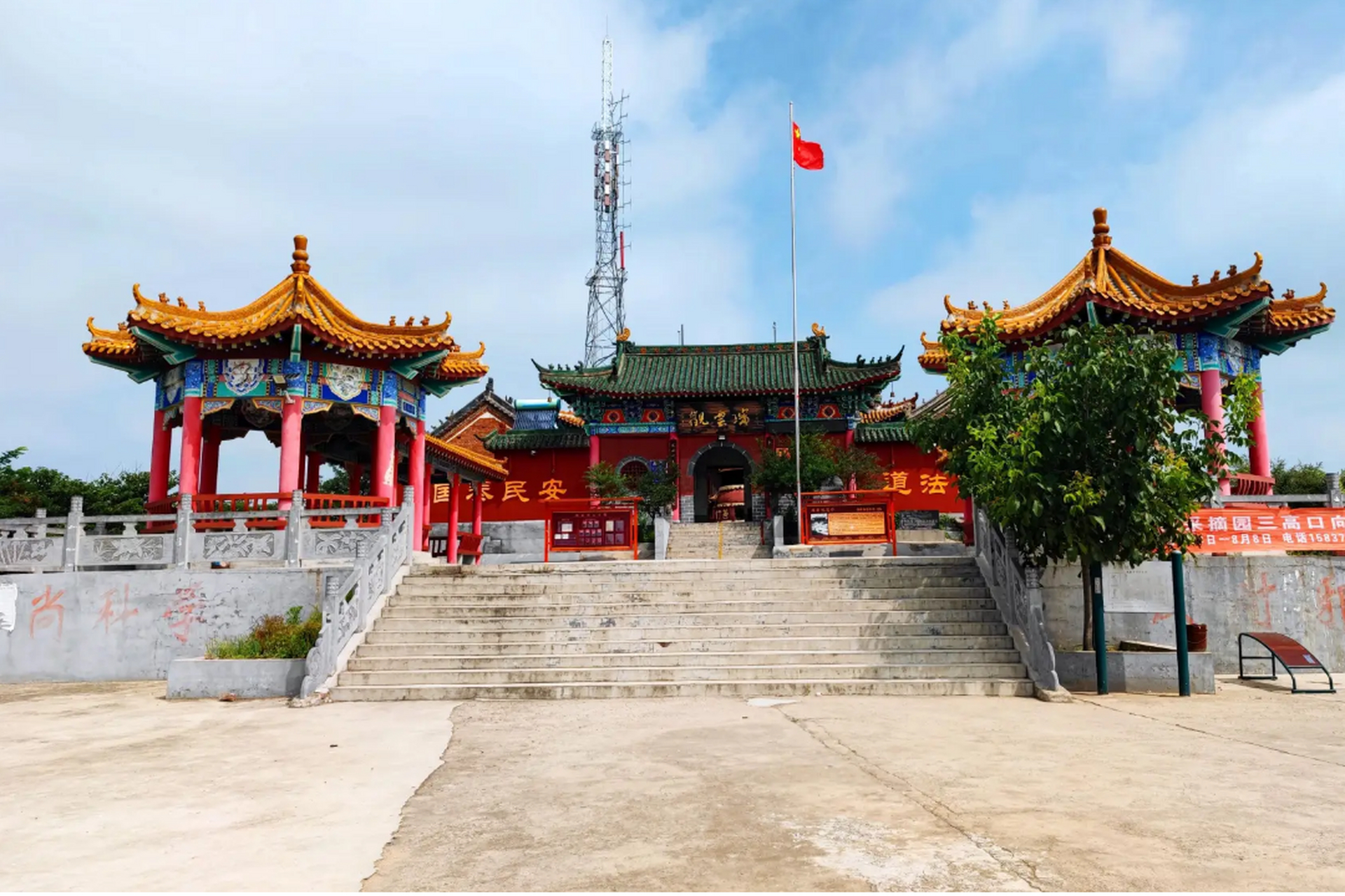 近日,网友吐槽河南平顶山鲁山县花700多万元建造了一个牛郎织女地标