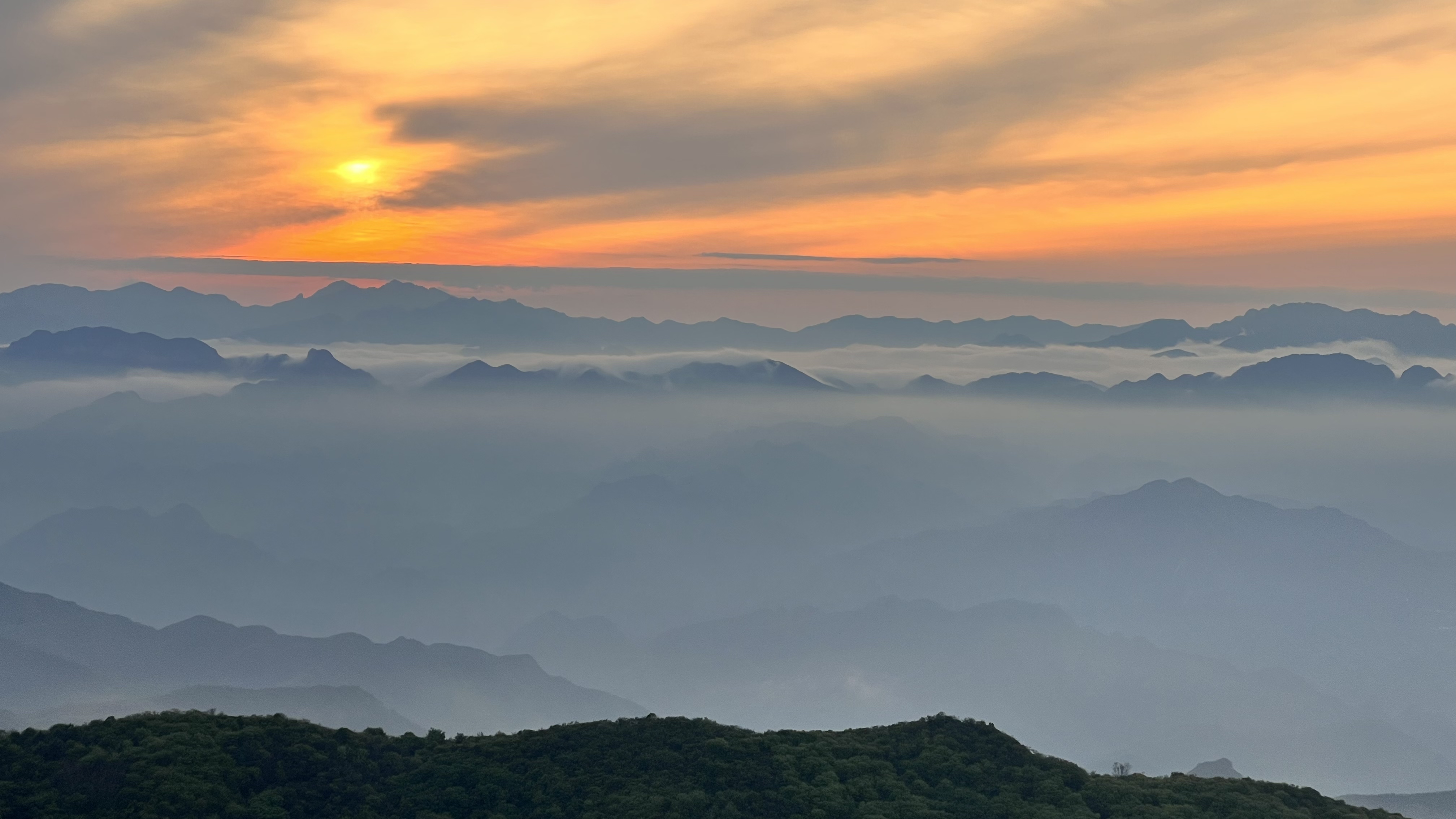 航拍摄影视角下妙峰山云海日落