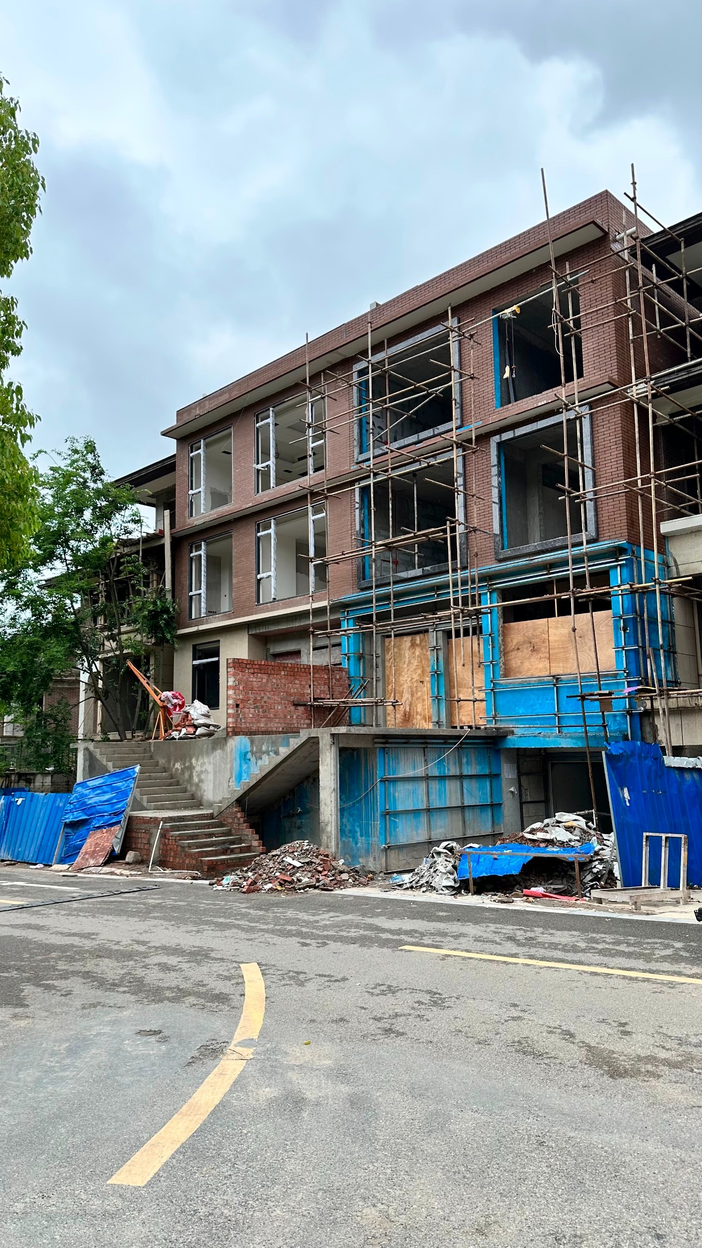 四川南充:绿地金澜府小区这处违建将立案查处