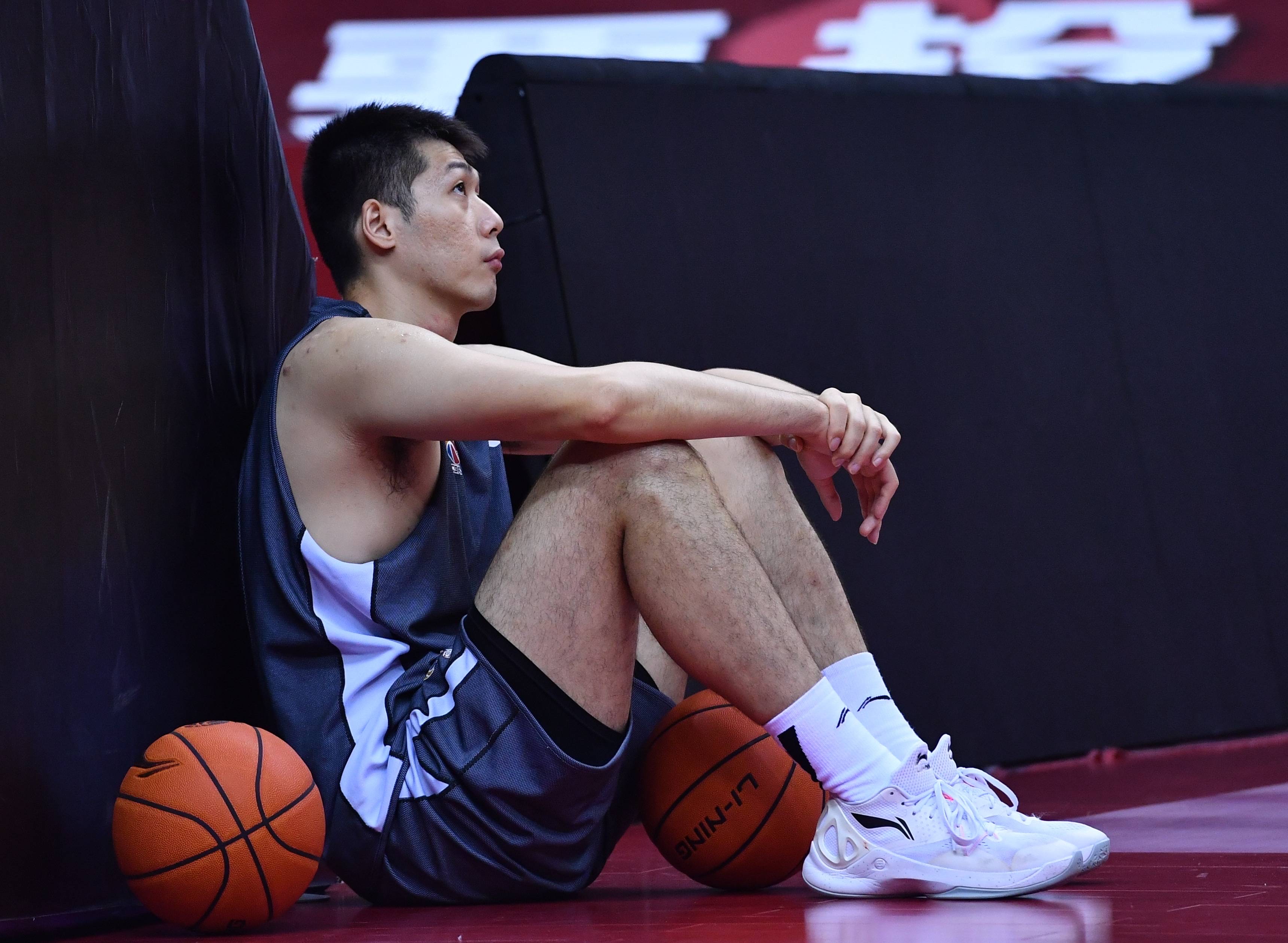 任骏飞妻儿现场观战,与阿联合影,大长腿吸睛,五官标志气质十足