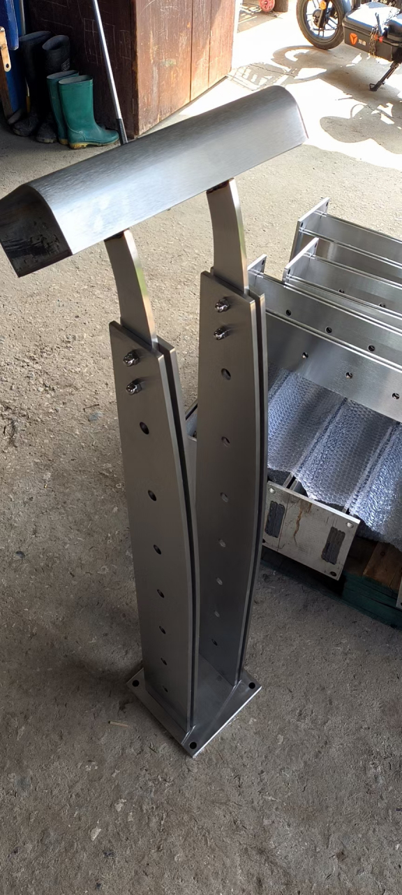 304不锈钢复合管护栏安装施工现场 不锈钢护栏立柱