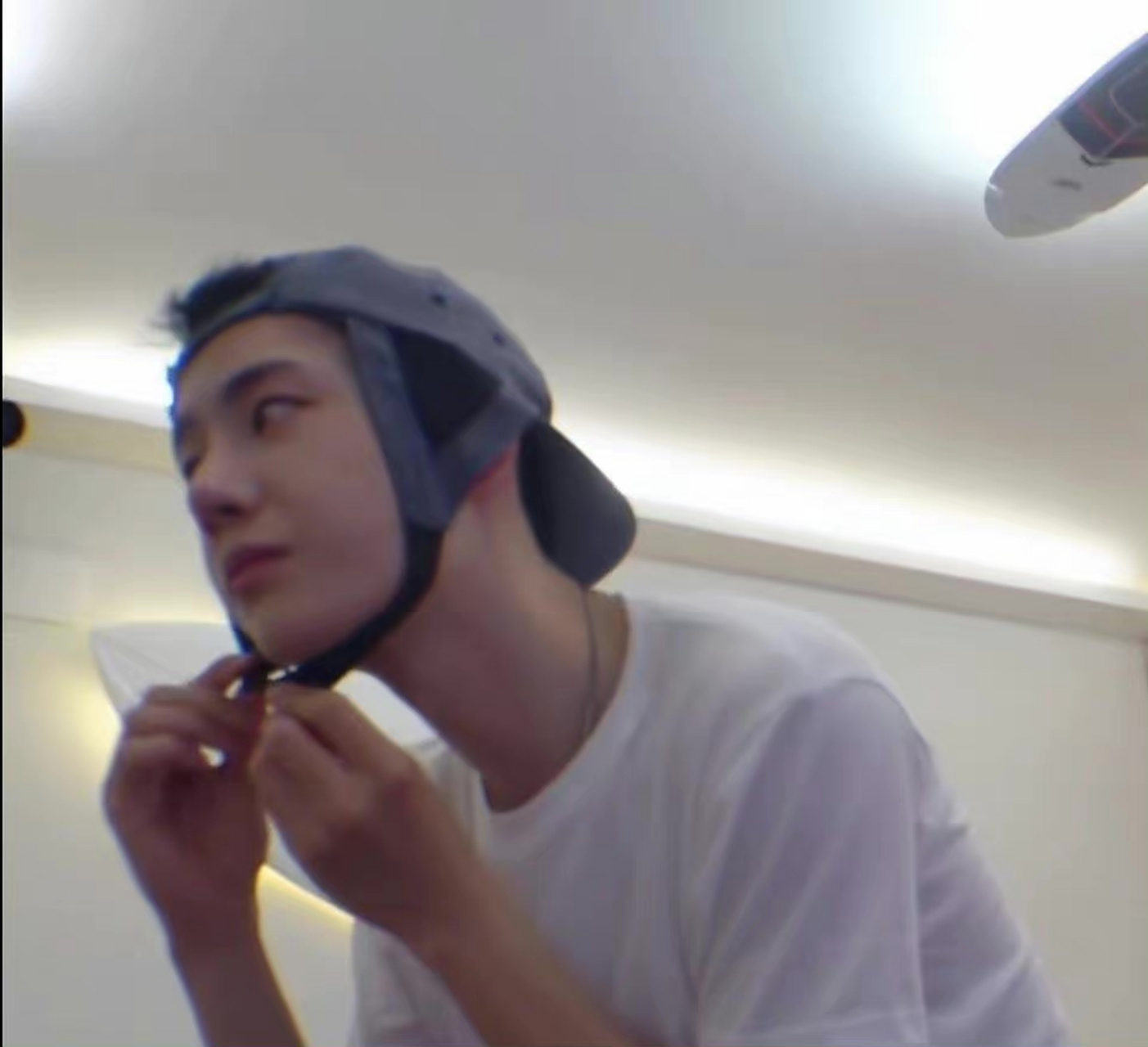 王一博戴这个帽子,真的好像一只小猪啊[捂脸]