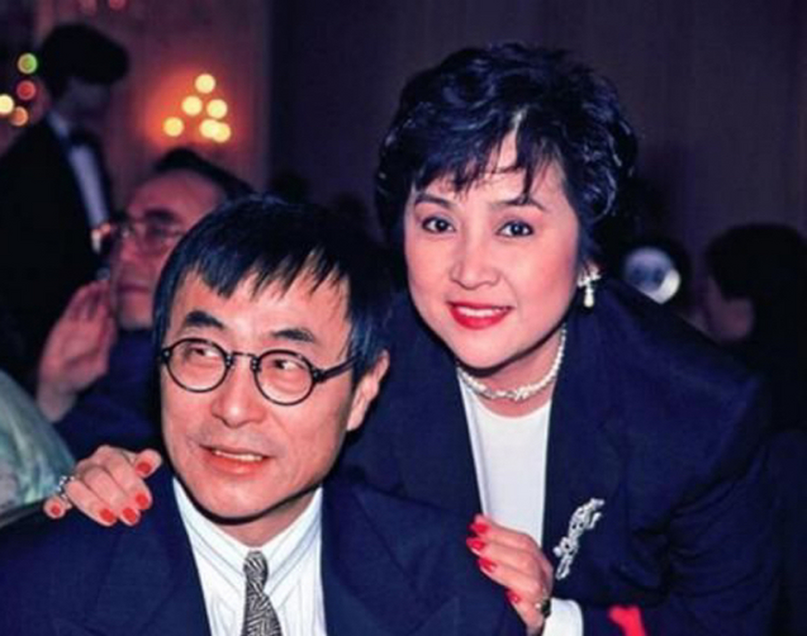当年,刘家昌疯狂追求甄珍,谢贤气不过,打电话过去:"你再不回家,咱俩就