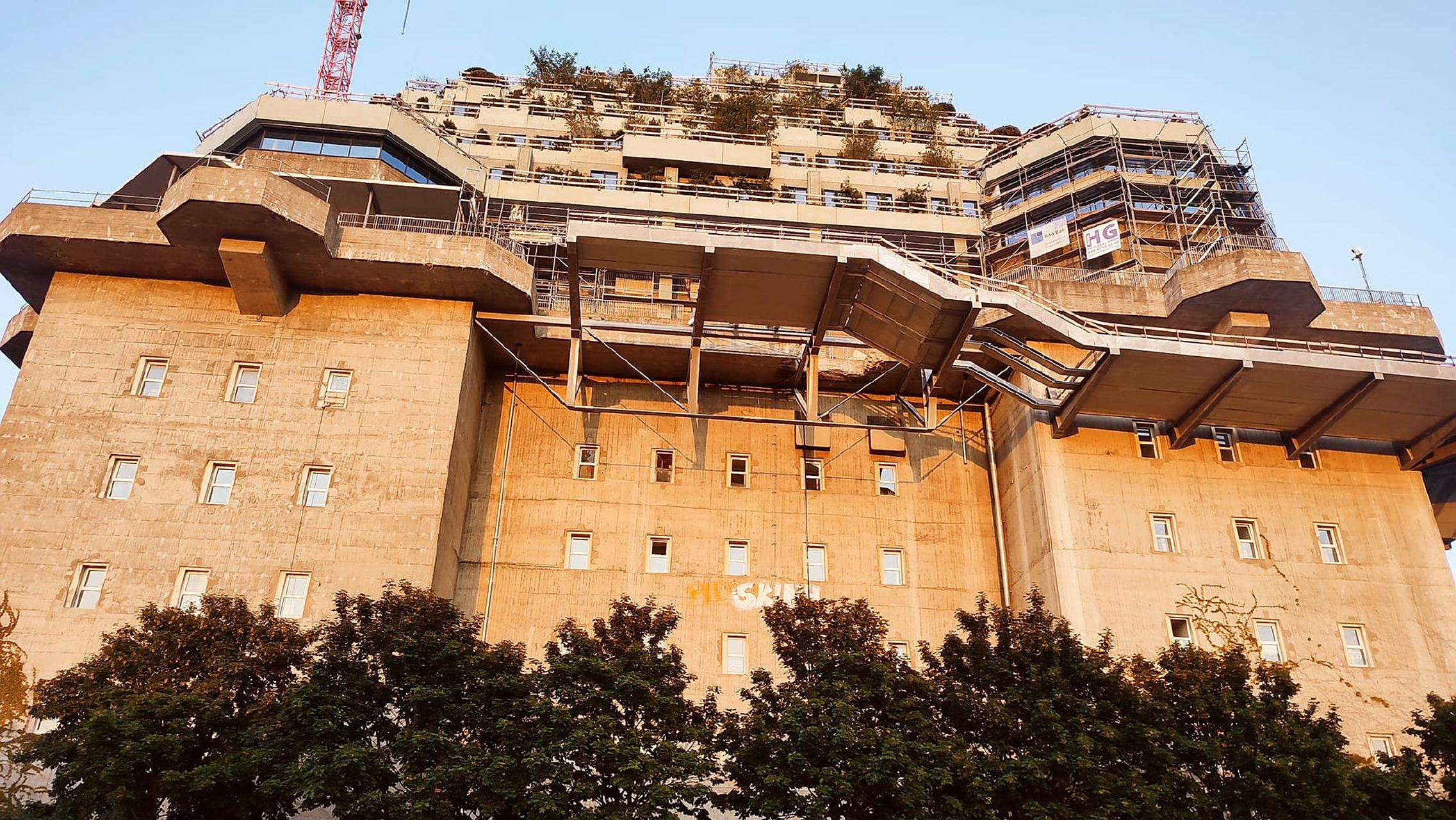 战后德国汉堡市,改建中的巨型防空炮塔.它是二战军事奇观之一!