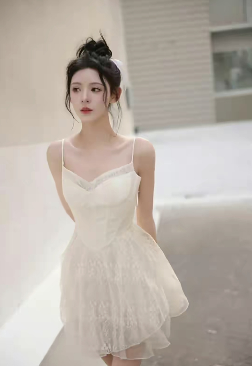 张予曦白色蕾丝吊带裙写真,优雅温柔的小白天鹅,侧脸很像哈尼克孜