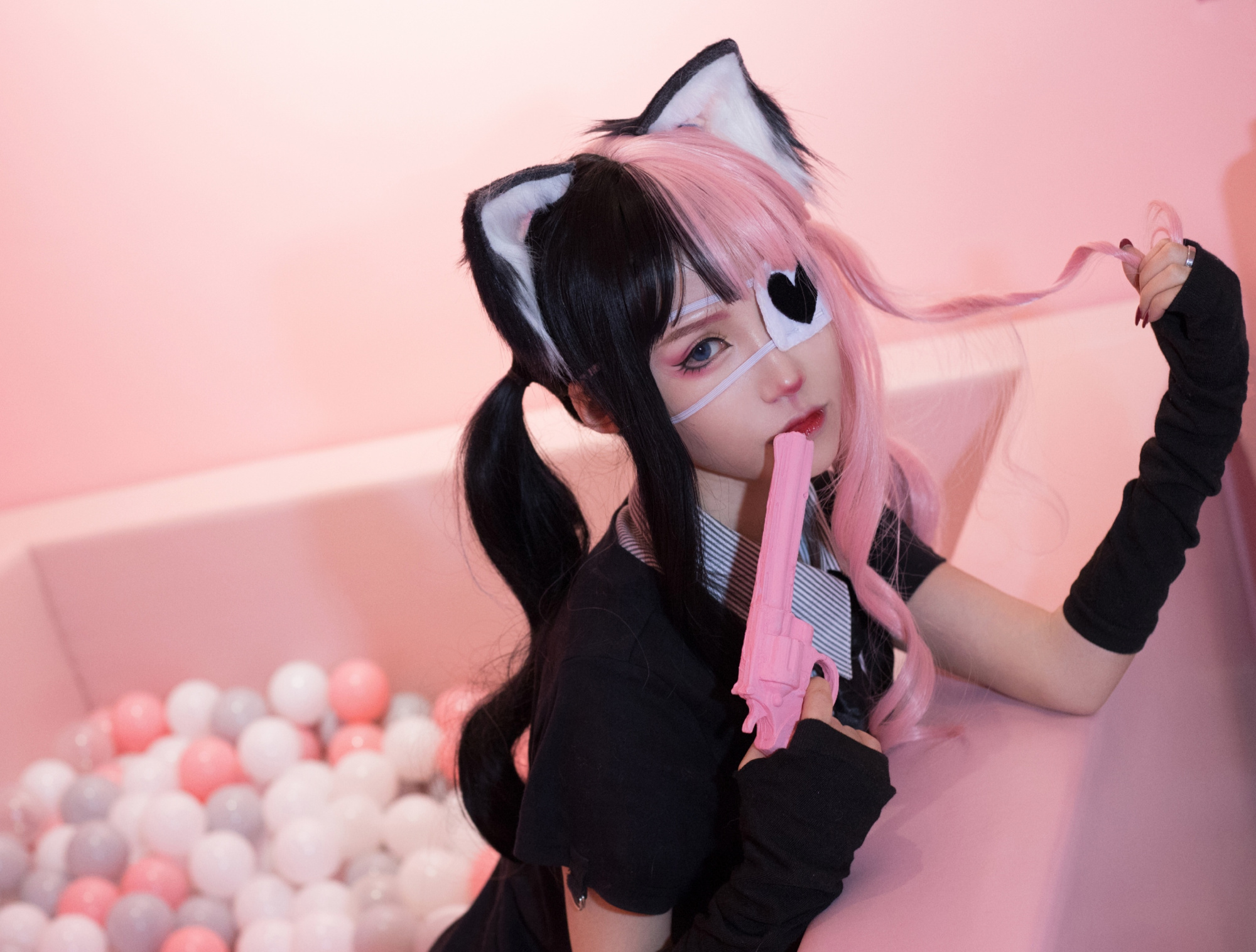 cosplay:双色马尾搭配"黑丝"网袜的萝莉猫娘,你要不要领养一只